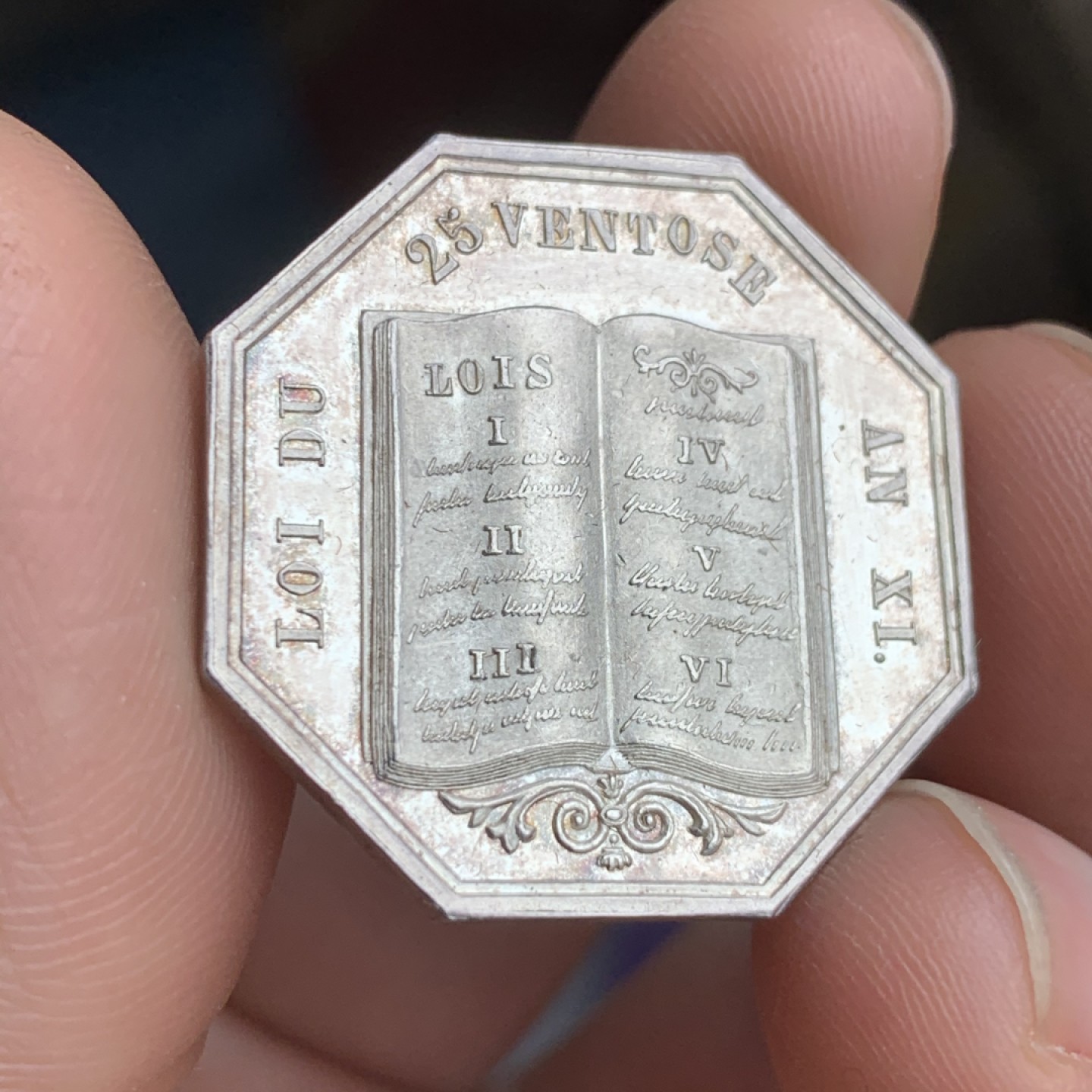 《竞宝斋》第43场-本周日，周一2场连拍（全场顺丰包邮） MS品 法国   公证人 八角银质代币 9.3 克 28.8mm  手指表铭 银标