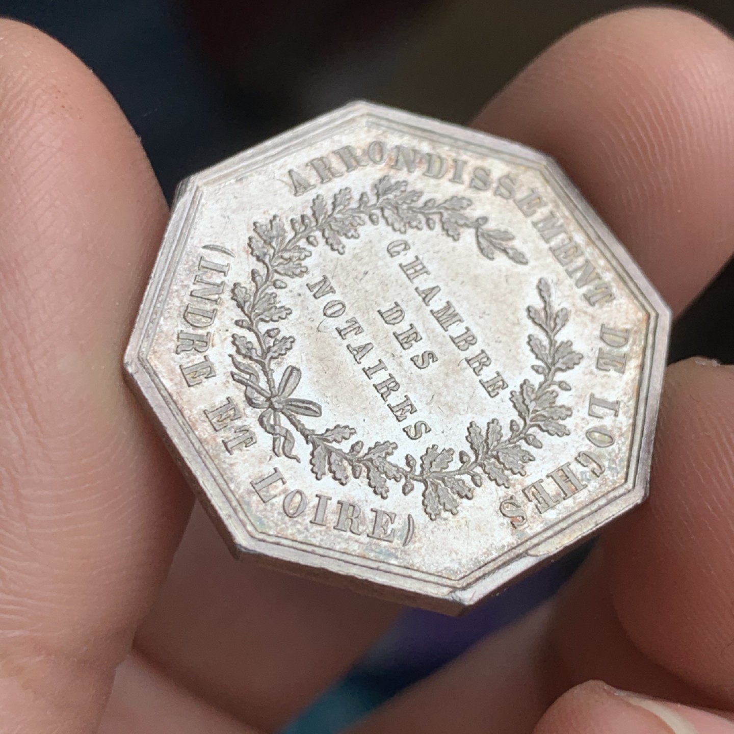 《竞宝斋》第43场-本周日，周一2场连拍（全场顺丰包邮） MS品 法国   公证人 八角银质代币 9.3 克 28.8mm  手指表铭 银标