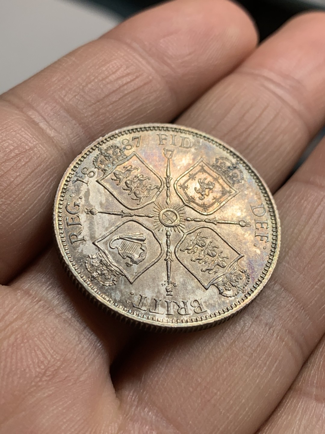 《竞宝斋》第43场-本周日，周一2场连拍（全场顺丰包邮） UNC级好品   英国 1887年 2先令 维多利亚 银币  UNC细节 淡彩包浆