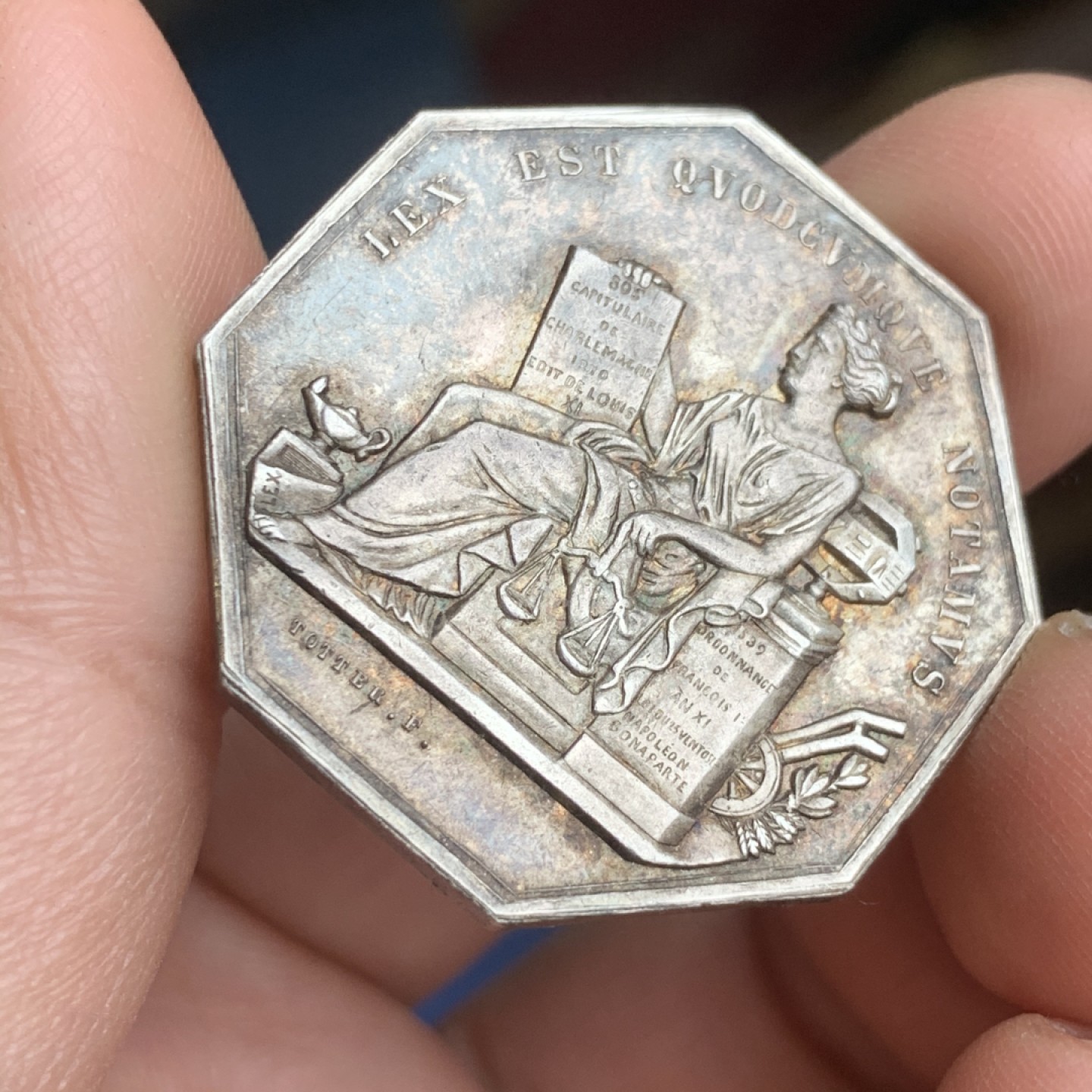 《竞宝斋》第43场-本周日，周一2场连拍（全场顺丰包邮） 双面深五彩 法国 图肯公证人 八角银质代币 17.6克 对角35.2mm 难得状态 少见品种
