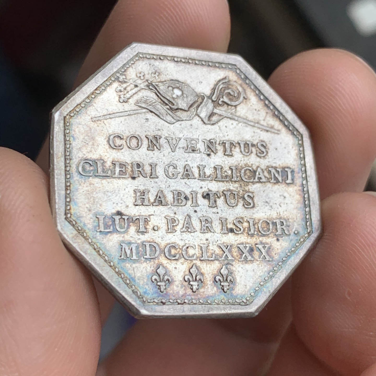 《竞宝斋》第43场-本周日，周一2场连拍（全场顺丰包邮） 稀少版别 法国 1780年 路易十六 神职人员与宗教大会 银质 八角代币 淡彩包浆 13.1克 对角34.4mm 