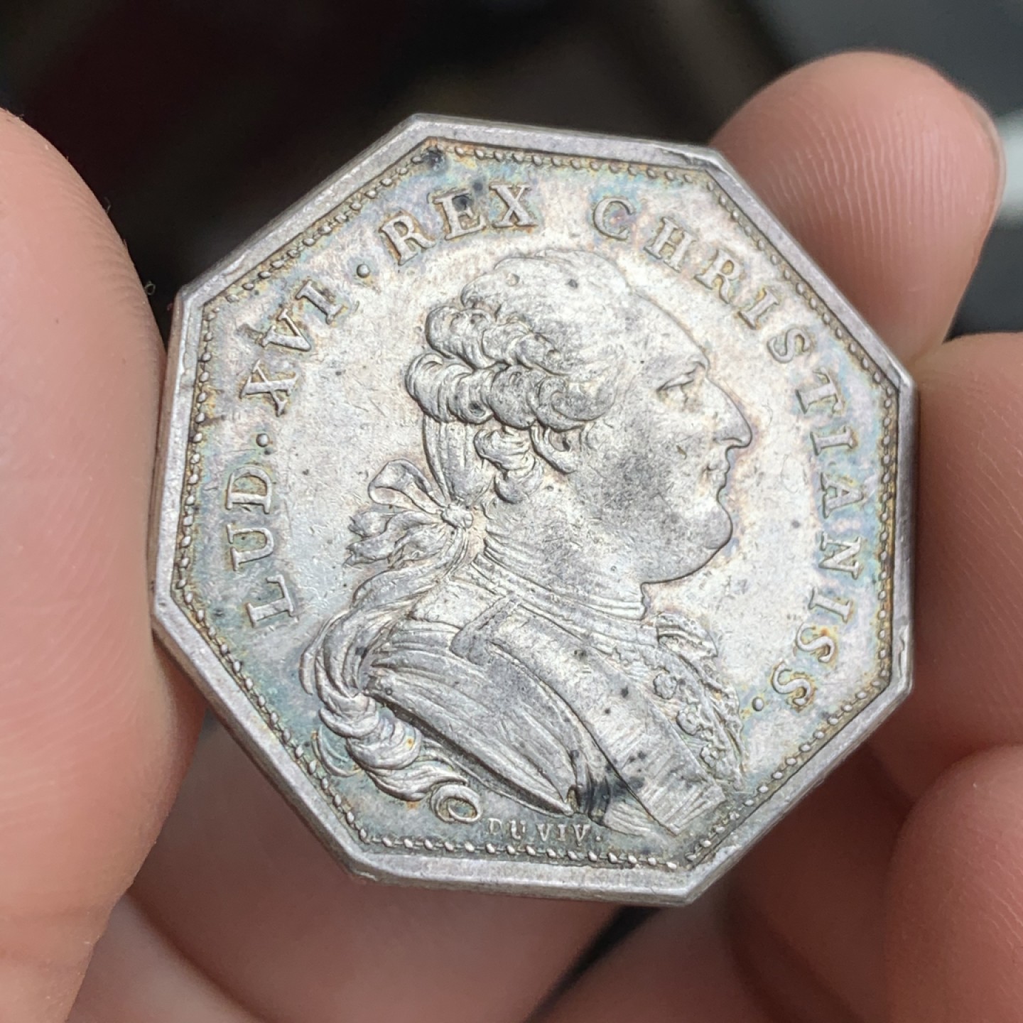 《竞宝斋》第43场-本周日，周一2场连拍（全场顺丰包邮） 稀少版别 法国 1780年 路易十六 神职人员与宗教大会 银质 八角代币 淡彩包浆 13.1克 对角34.4mm 