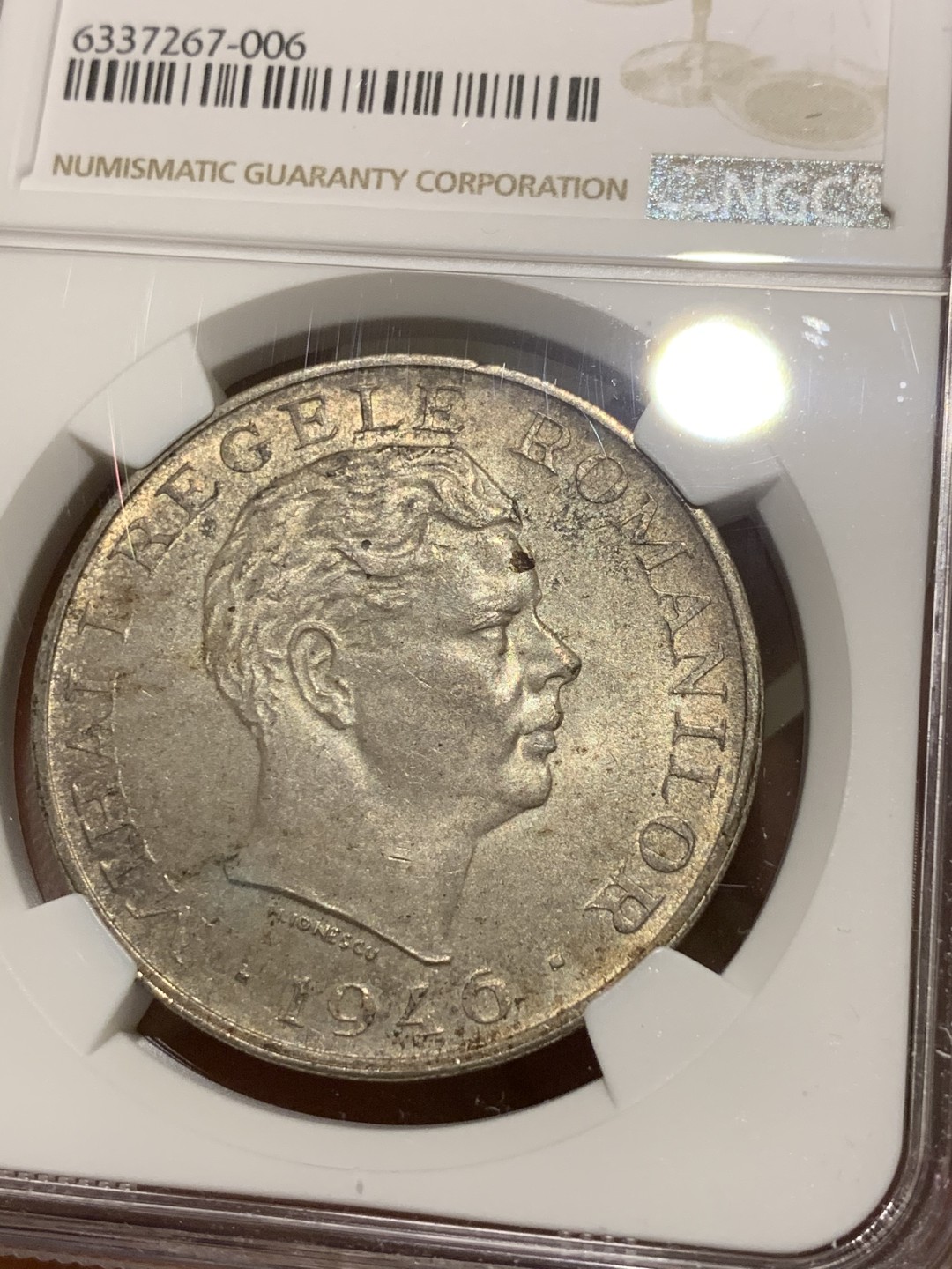 《竞宝斋》第43场-本周日，周一2场连拍（全场顺丰包邮） NGC-MS63 罗马尼亚 1946年 100000列伊 大银币 转光带点灰色包浆 非常漂亮