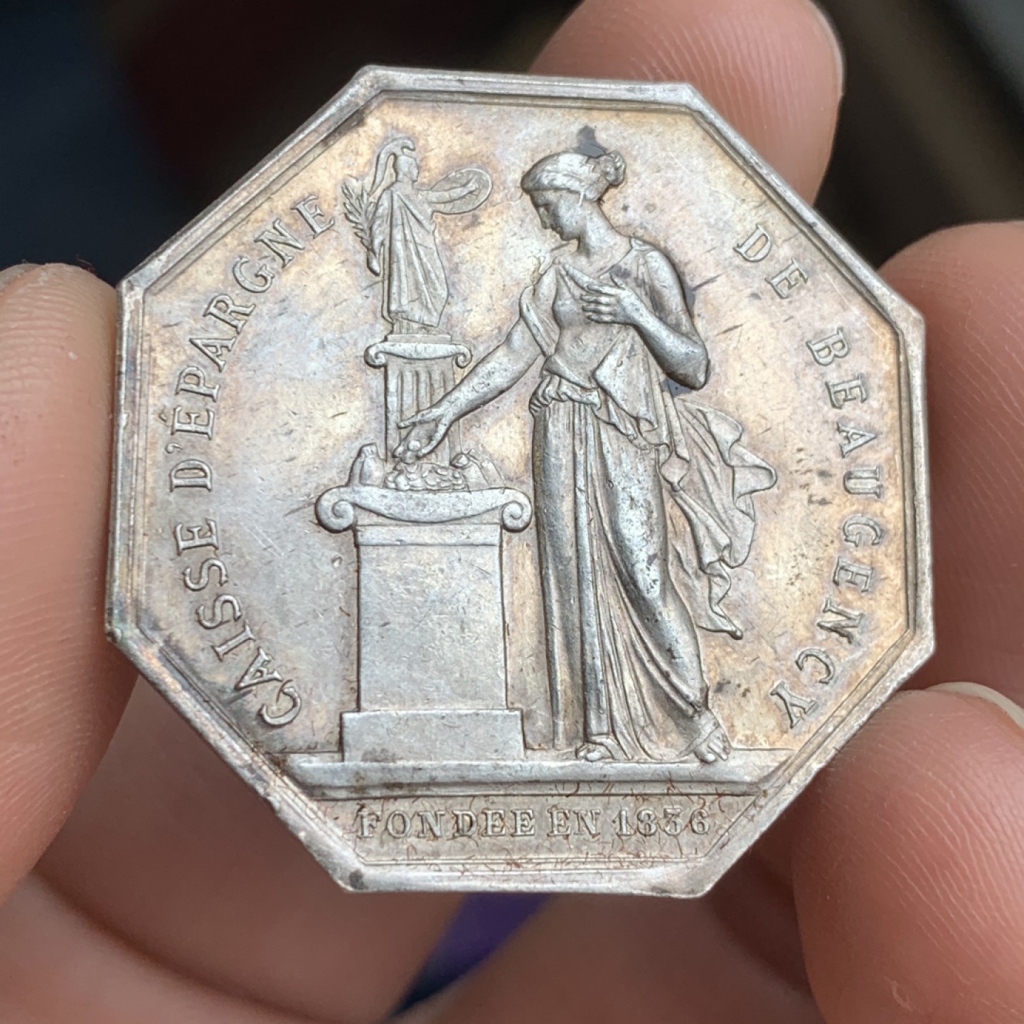 《竞宝斋》第43场-本周日，周一2场连拍（全场顺丰包邮） 法国储蓄银行 1874年 大规格银质八角代币 16.6克 36.6mm 丰饶角边铭 银标