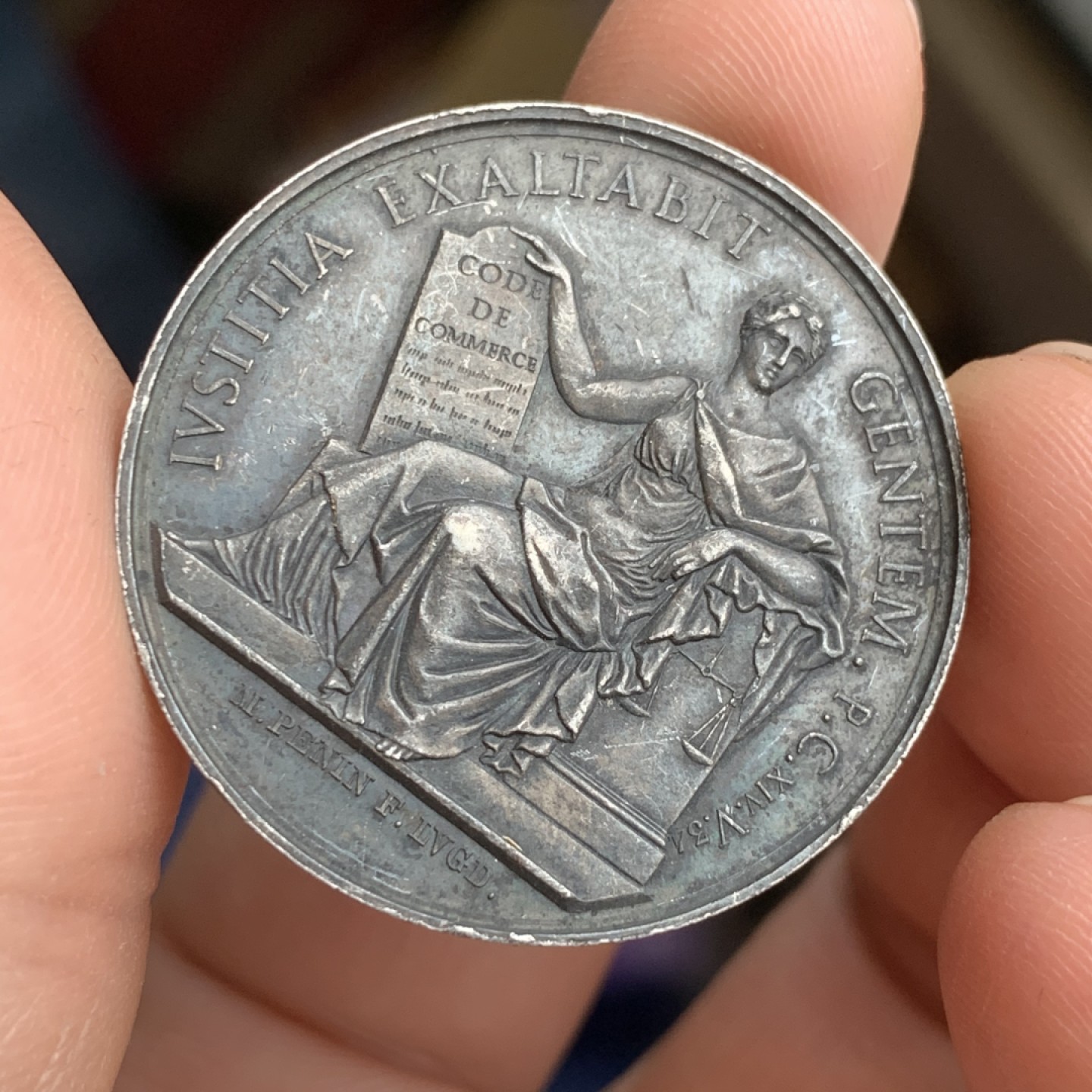 《竞宝斋》第43场-本周日，周一2场连拍（全场顺丰包邮） 法国 1847年 商业法院 圆形银质代币 15.7克 33.4mm 手指铭 银标