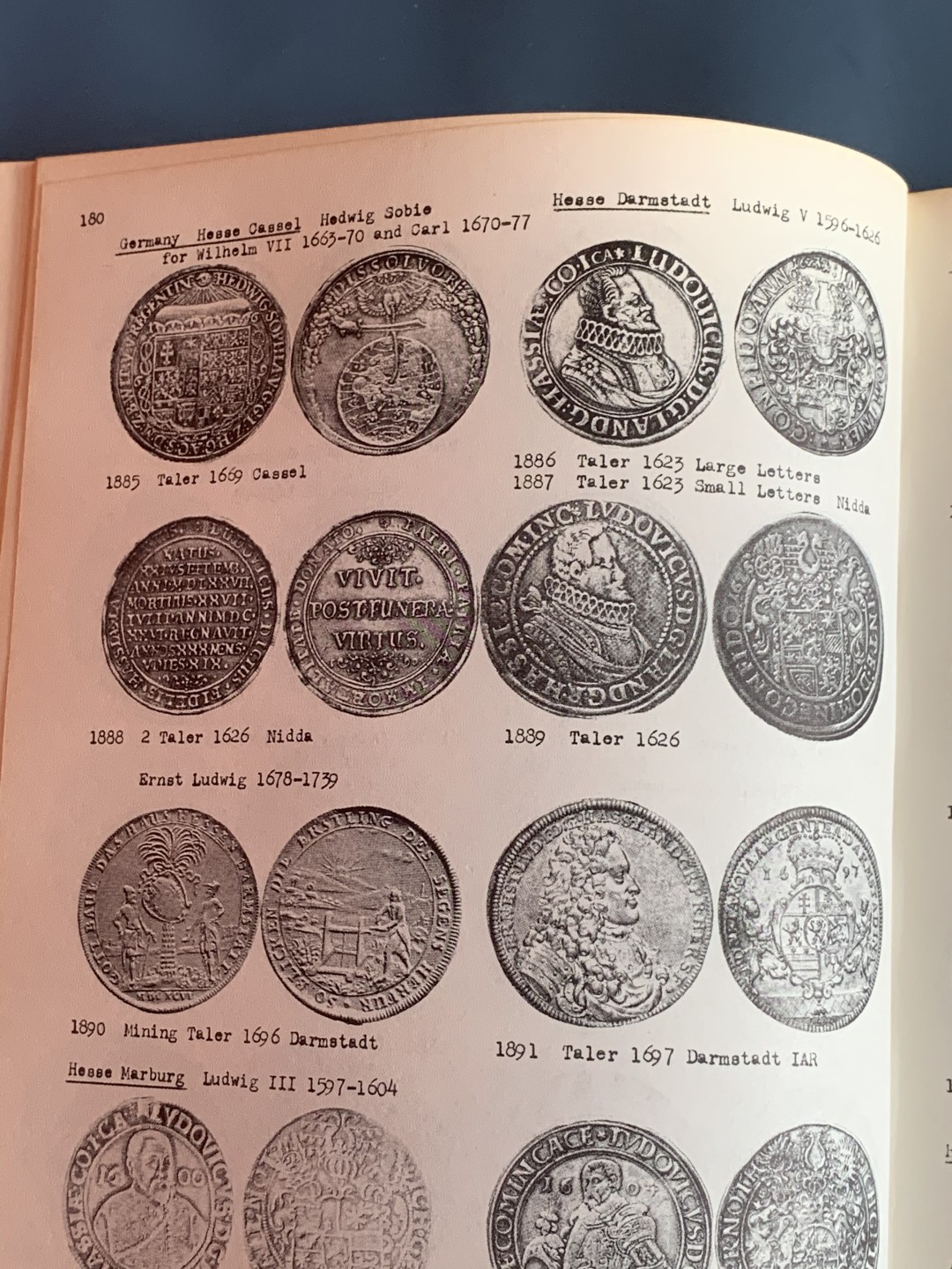 《竞宝斋》第43场-本周日，周一2场连拍（全场顺丰包邮） 世界主币银元目录 从1477-1877年 巴赫特尔 1975年精装本 很大很厚 近乎1比1的比例展现 厚达630页 杂志大小