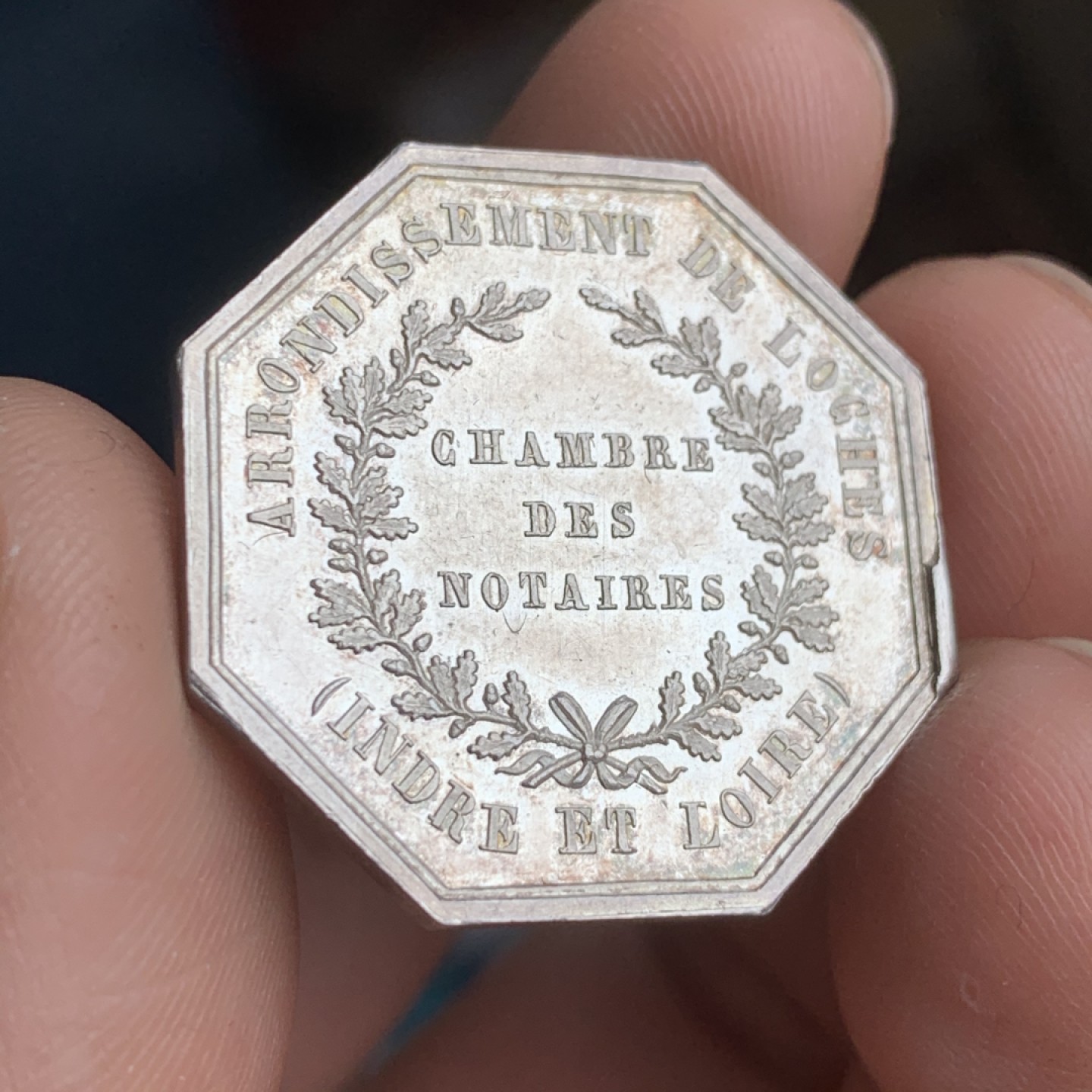 《竞宝斋》第43场-本周日，周一2场连拍（全场顺丰包邮） MS品 法国   公证人 八角银质代币 9.3 克 28.8mm  手指表铭 银标