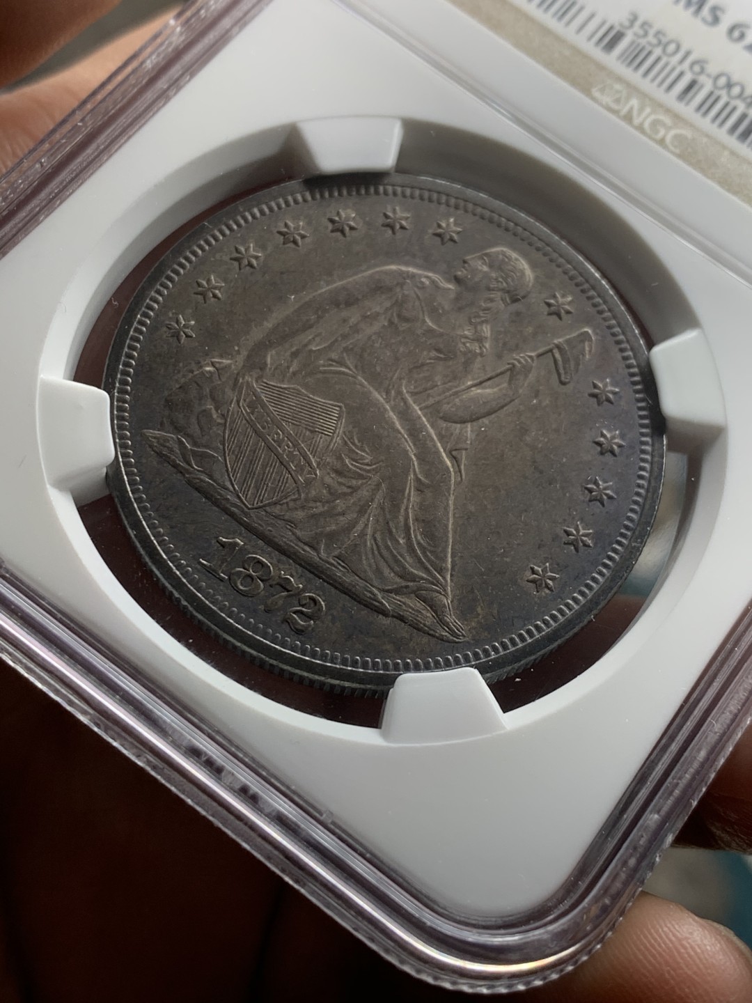 《竞宝斋》第43场-本周日，周一2场连拍（全场顺丰包邮） NGC-MS62 稀少五彩炭黑包浆 美国 1872年 拿旗坐人 1美元 大银币 难得一遇之状态