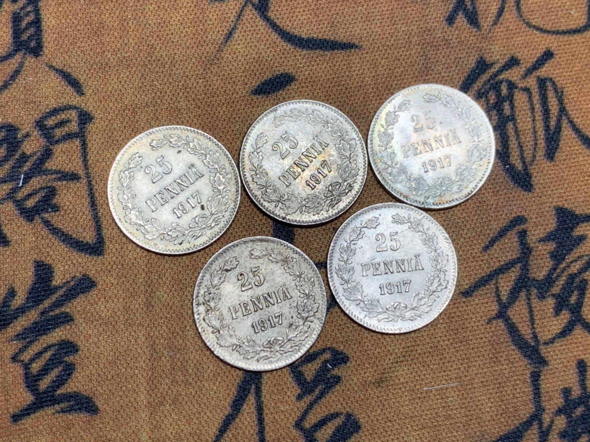 《竞宝斋》第43场-本周日，周一2场连拍（全场顺丰包邮） 1917 俄属芬兰 25芬尼银币五枚 原光带一点包浆 此时是发生二月革命之后，临时政府掌权，故用无冠鹰