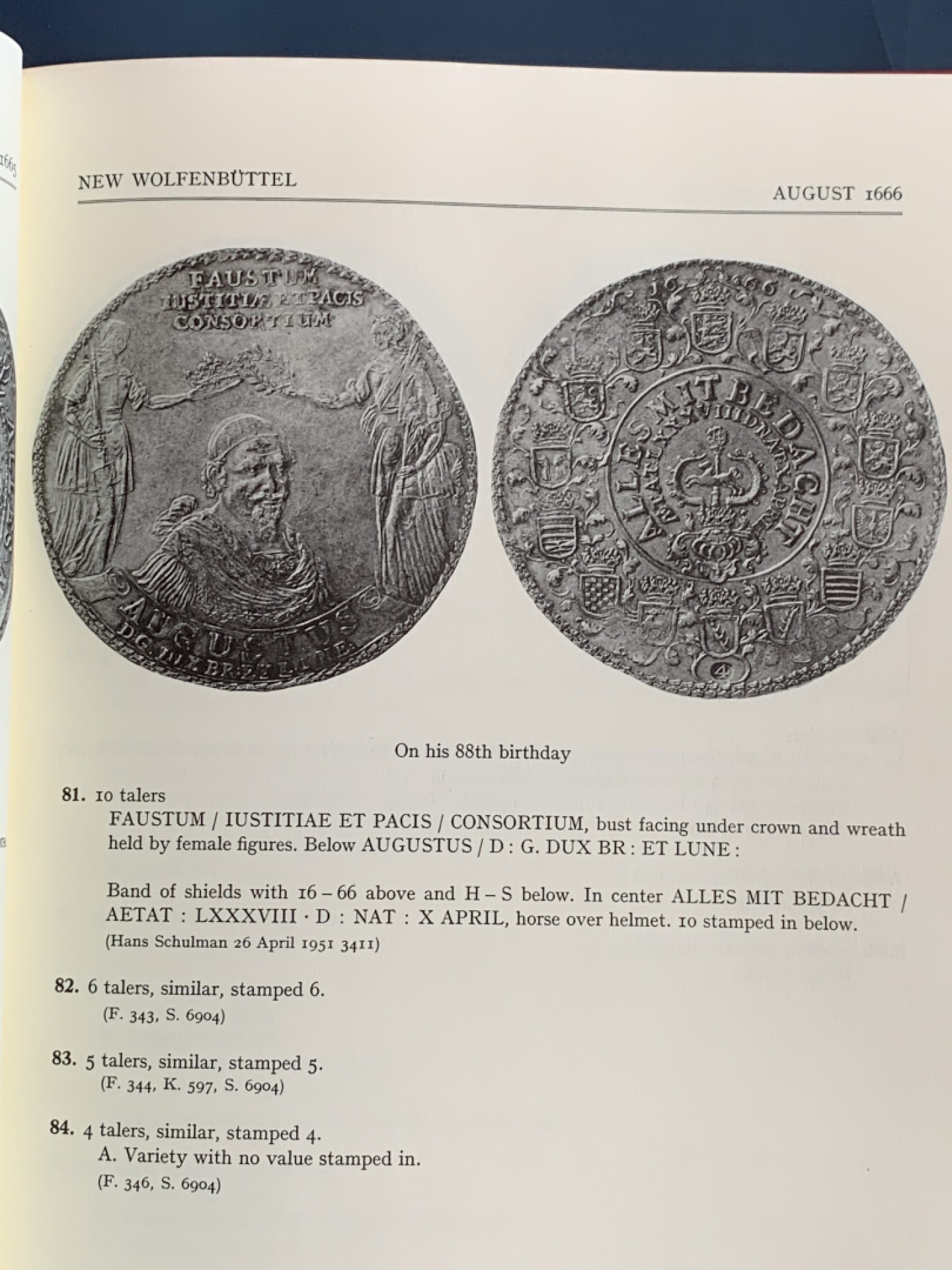 《竞宝斋》第43场-本周日，周一2场连拍（全场顺丰包邮） 精装本 达文波特 世界大规格 银币目录 囊括各国2泰勒到16泰勒超大规格银币，精装杂志大小 既是目录本身也是收藏品