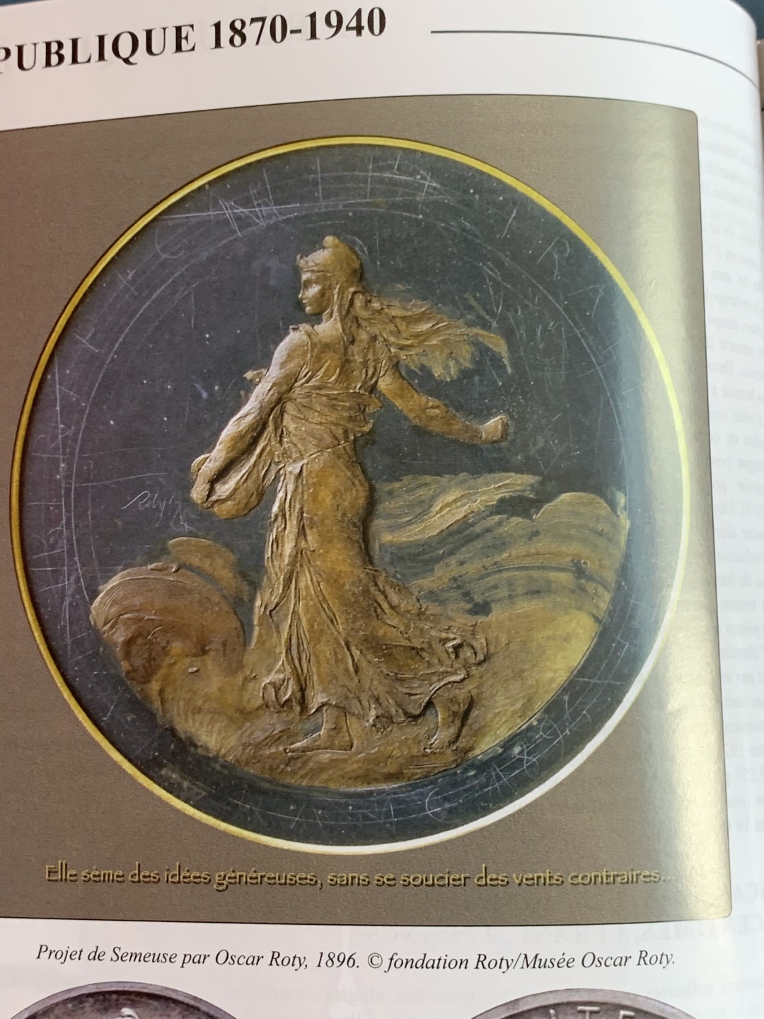 《竞宝斋》第43场-本周日，周一2场连拍（全场顺丰包邮） 精装本 法国2019钱币目录 从造币工艺，雕刻师，标识标志，细分版别都有详尽的分类 厚达1126页！可谓是法币的百科全书，难得