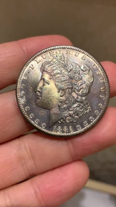 《竞宝斋》第43场-本周日，周一2场连拍（全场顺丰包邮） UNC级好品   美国 1880年 摩根 银币 打制深峻 发丝清晰 全羽状态 深润五彩包浆