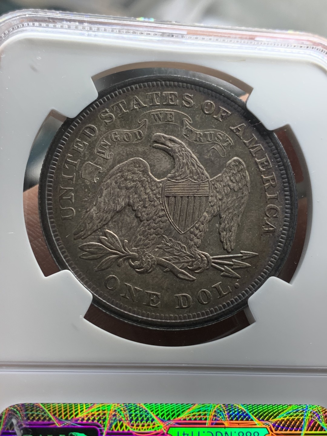 《竞宝斋》第43场-本周日，周一2场连拍（全场顺丰包邮） NGC-MS62 稀少五彩炭黑包浆 美国 1872年 拿旗坐人 1美元 大银币 难得一遇之状态