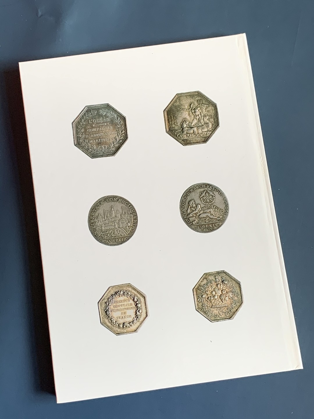 《竞宝斋》第43场-本周日，周一2场连拍（全场顺丰包邮） （精装本）法国 八角代币目录 详尽阐述 特征与当时定价 非常有价值的参考目录 