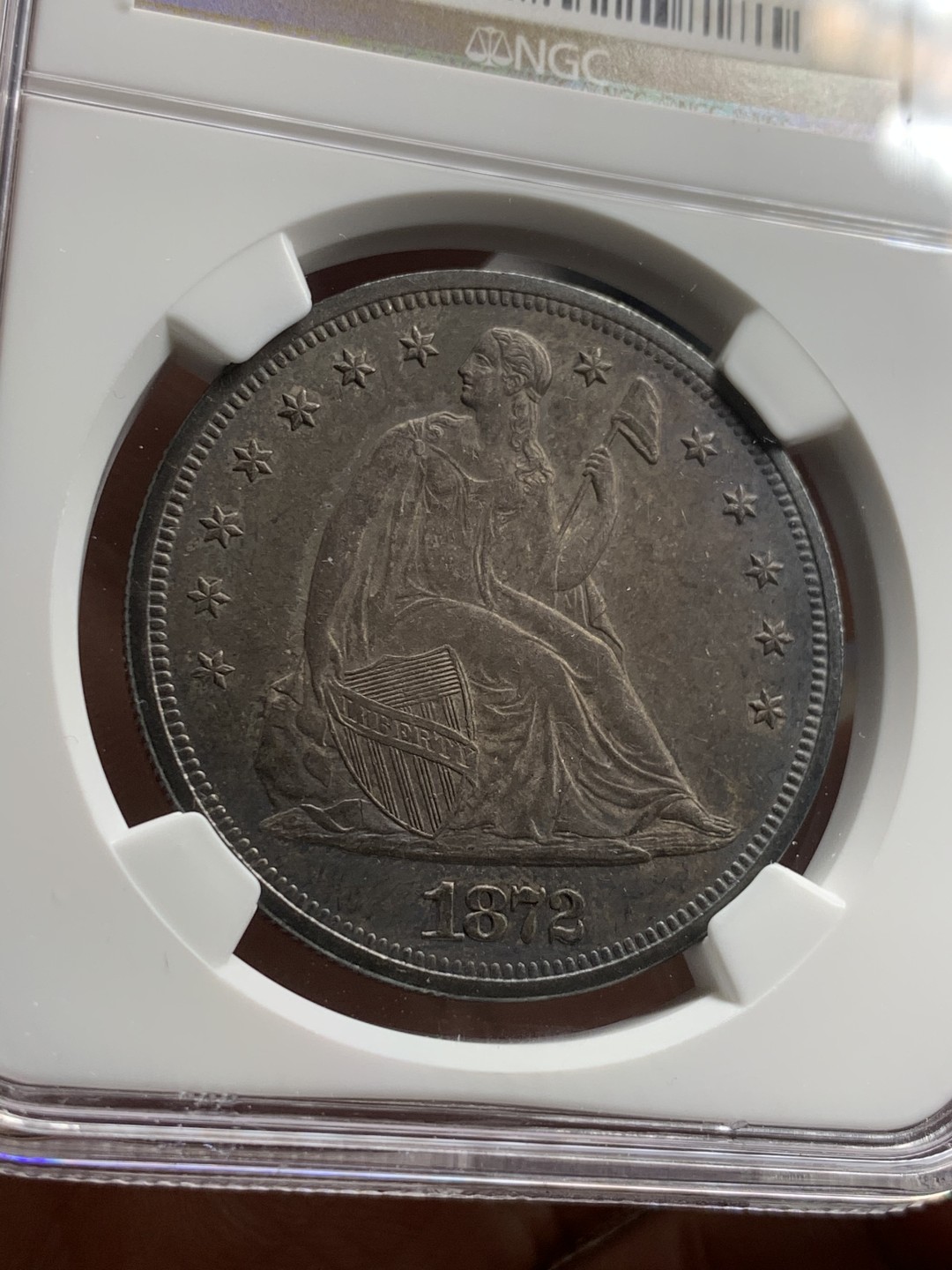 《竞宝斋》第43场-本周日，周一2场连拍（全场顺丰包邮） NGC-MS62 稀少五彩炭黑包浆 美国 1872年 拿旗坐人 1美元 大银币 难得一遇之状态