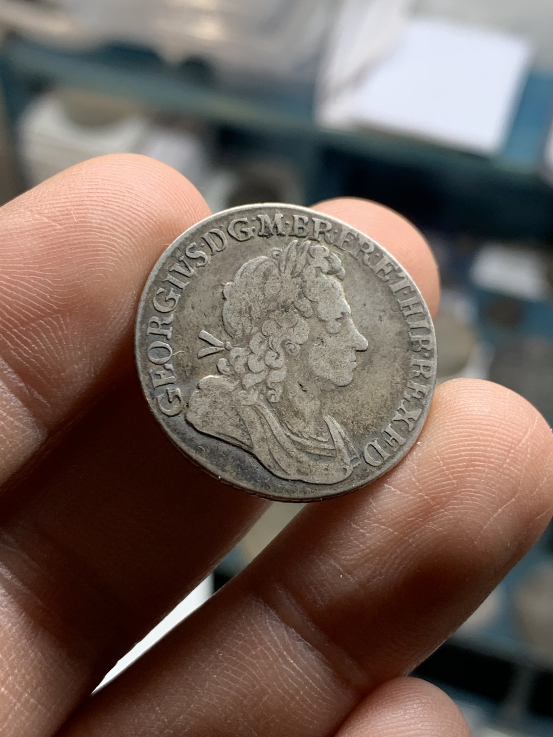 《竞宝斋》第43场-本周日，周一2场连拍（全场顺丰包邮） 稀少原味 英国 1723 乔治一世 SSC版 先令银币 特色斜边齿