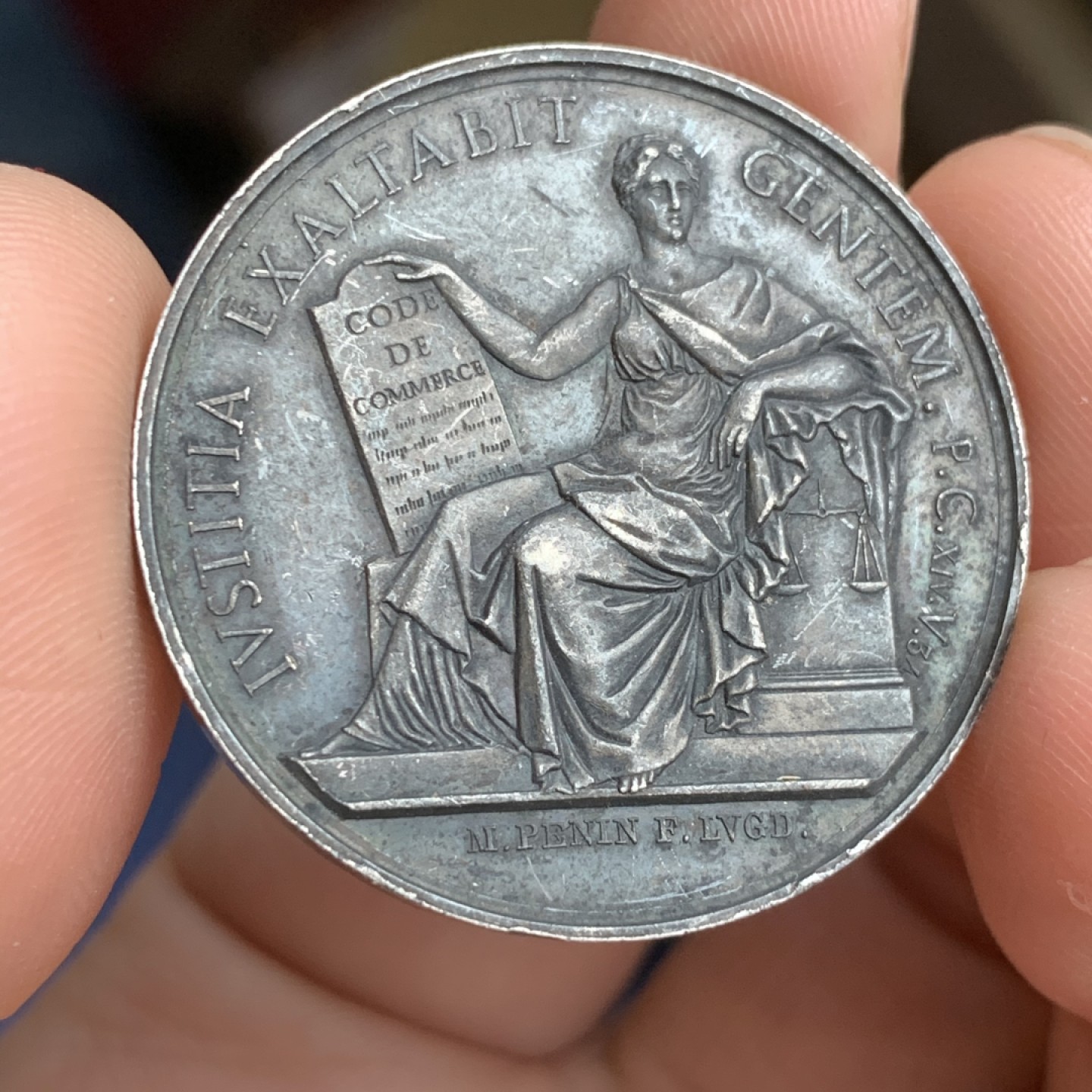 《竞宝斋》第43场-本周日，周一2场连拍（全场顺丰包邮） 法国 1847年 商业法院 圆形银质代币 15.7克 33.4mm 手指铭 银标