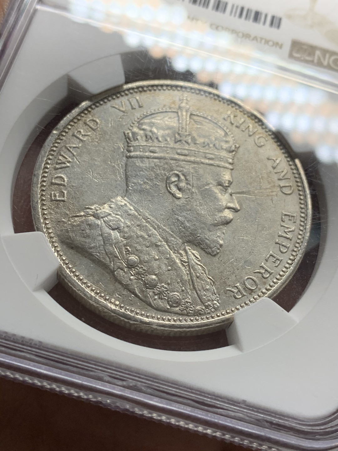 《竞宝斋》第43场-本周日，周一2场连拍（全场顺丰包邮） NGC-UNC 1903B海峡大样一圆 稀有年份 SBP上AU分成交价已经涨到七八百美金