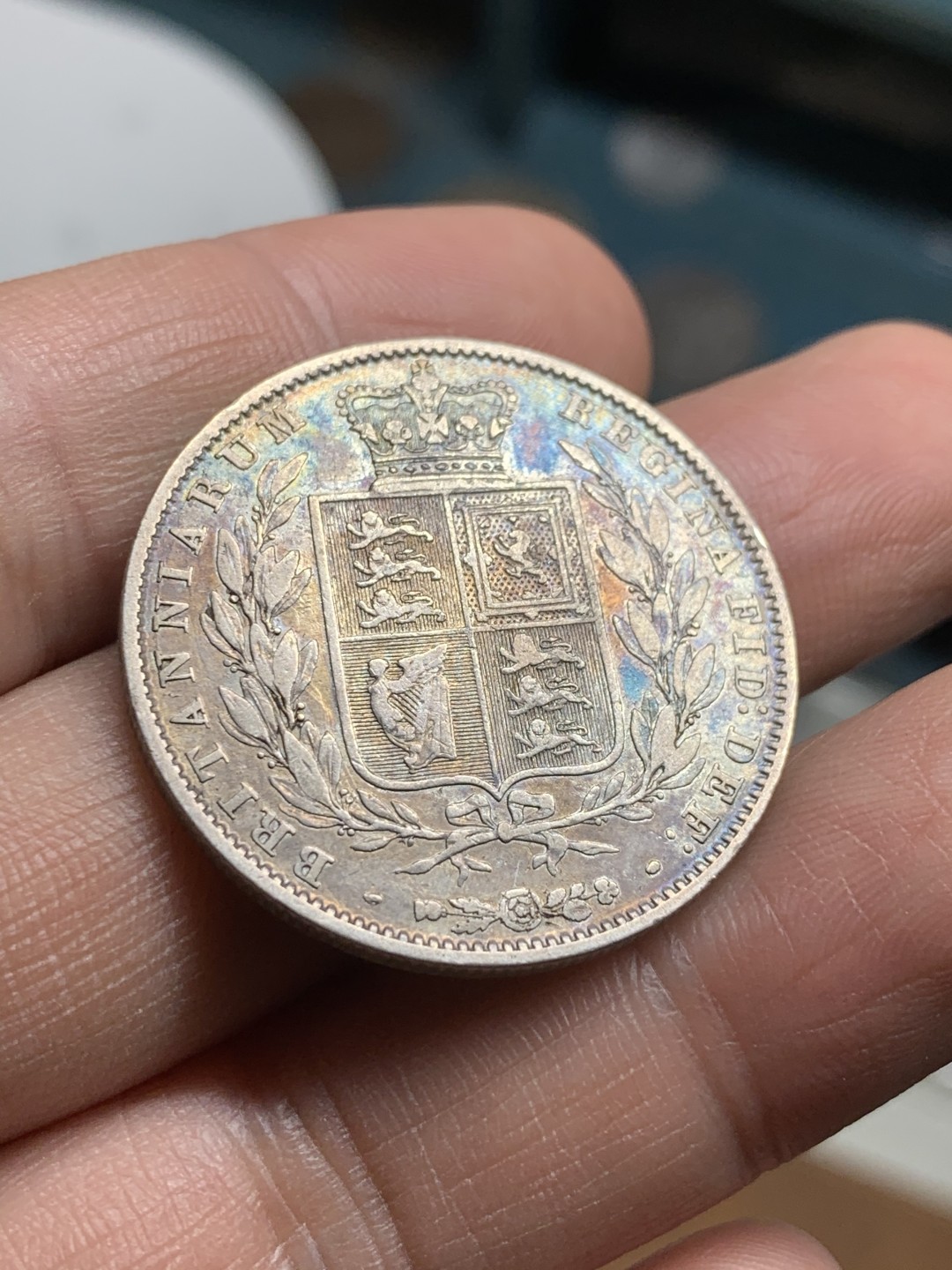 《竞宝斋》第43场-本周日，周一2场连拍（全场顺丰包邮） 难得五彩 早期 英国 1845年  维多利亚年轻版 半克朗银币