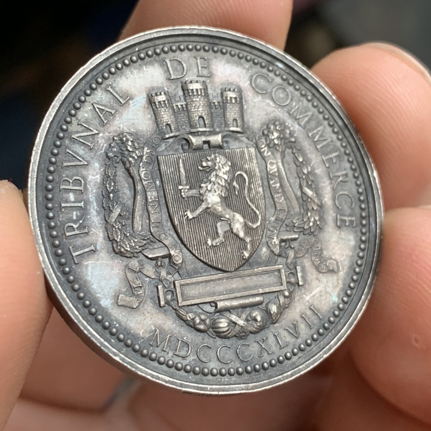 《竞宝斋》第43场-本周日，周一2场连拍（全场顺丰包邮） 法国 1847年 商业法院 圆形银质代币 15.7克 33.4mm 手指铭 银标