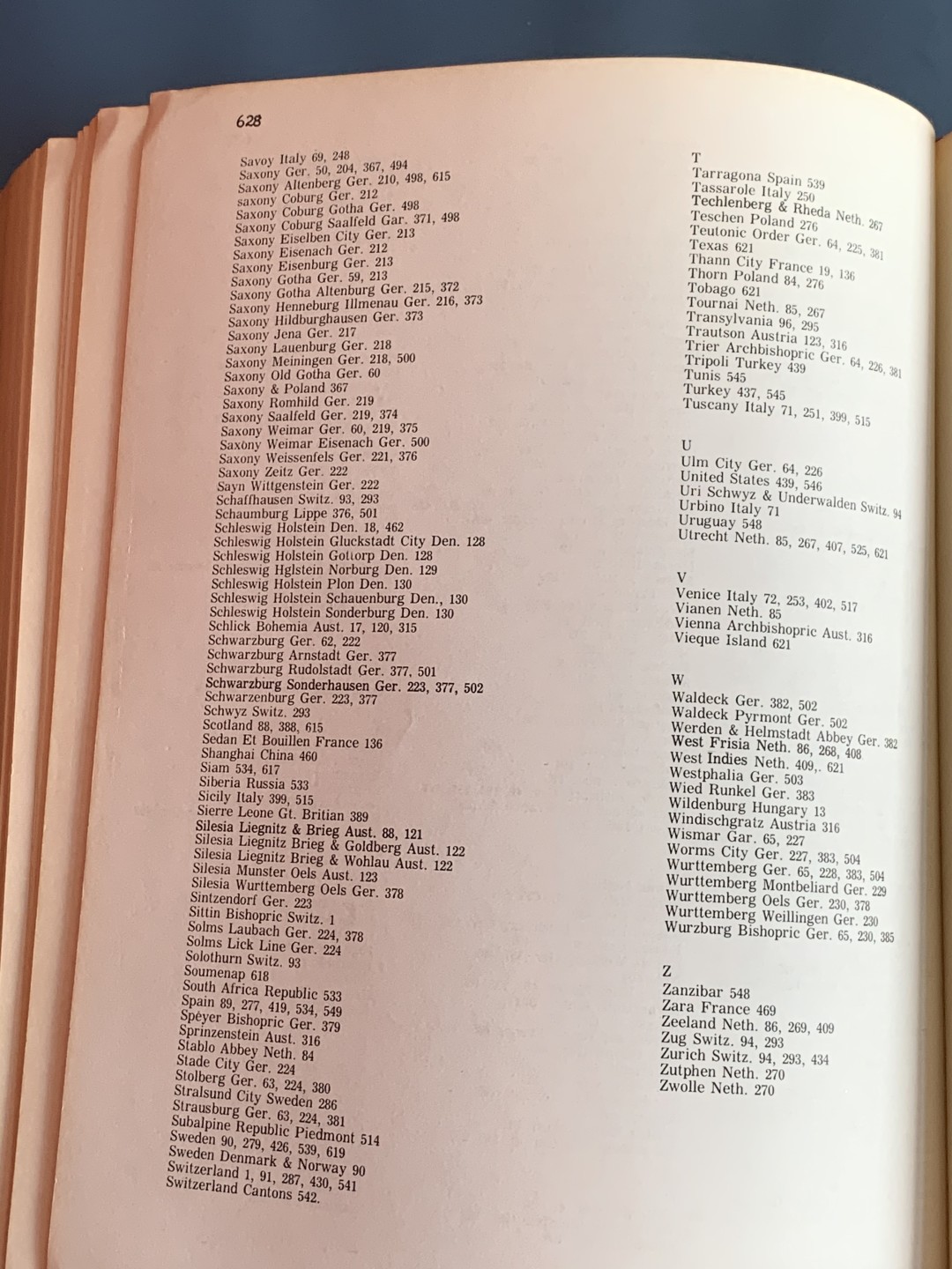 《竞宝斋》第43场-本周日，周一2场连拍（全场顺丰包邮） 世界主币银元目录 从1477-1877年 巴赫特尔 1975年精装本 很大很厚 近乎1比1的比例展现 厚达630页 杂志大小