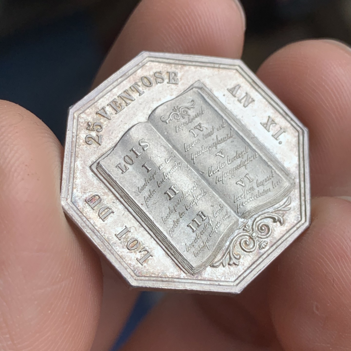 《竞宝斋》第43场-本周日，周一2场连拍（全场顺丰包邮） MS品 法国   公证人 八角银质代币 9.3 克 28.8mm  手指表铭 银标