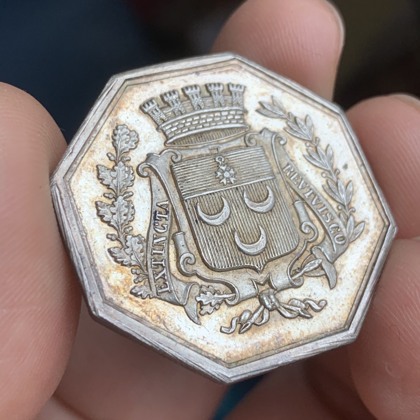 《竞宝斋》第43场-本周日，周一2场连拍（全场顺丰包邮） 法国   公证人 八角银质代币 12.4克 32.4mm  丰饶角 银标