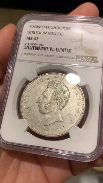 《竞宝斋》第43场-本周日，周一2场连拍（全场顺丰包邮） NGC-MS62 厄瓜多尔 1943年 5苏克雷 原光大银币 这发型得花掉多少摩丝呢？