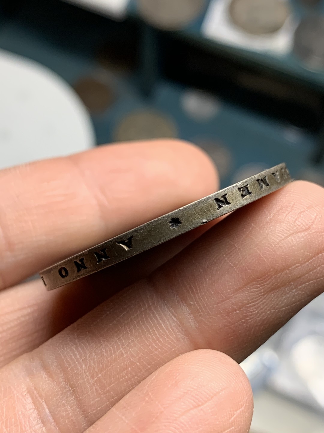 《竞宝斋》第43场-本周日，周一2场连拍（全场顺丰包邮） 深彩包浆 英国 1935年 乔五 木马 克朗大银币