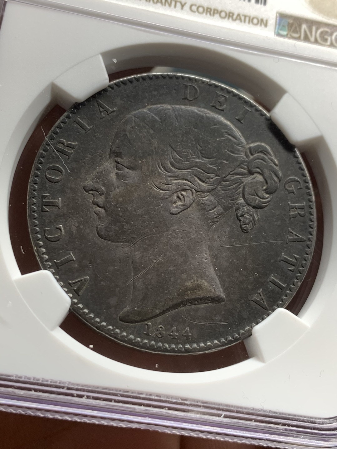 《竞宝斋》第43场-本周日，周一2场连拍（全场顺丰包邮） NGC 评级 英国 1844年 年轻版 维多利亚女王 克朗大银币 炭黑包浆 细节优秀