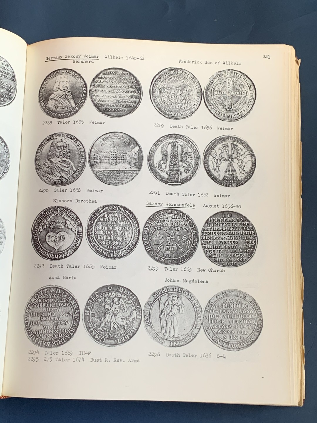 《竞宝斋》第43场-本周日，周一2场连拍（全场顺丰包邮） 世界主币银元目录 从1477-1877年 巴赫特尔 1975年精装本 很大很厚 近乎1比1的比例展现 厚达630页 杂志大小
