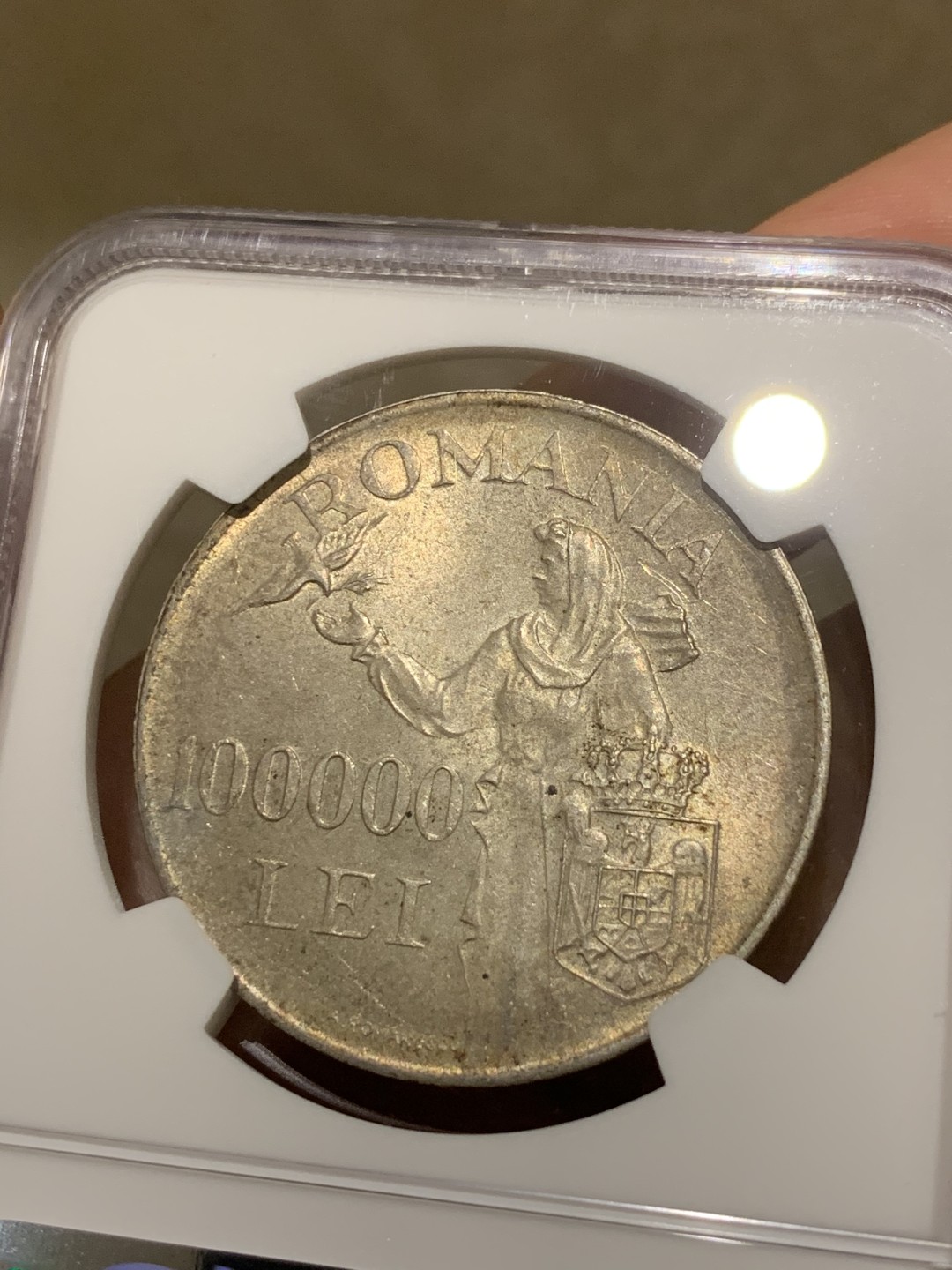 《竞宝斋》第43场-本周日，周一2场连拍（全场顺丰包邮） NGC-MS63 罗马尼亚 1946年 100000列伊 大银币 转光带点灰色包浆 非常漂亮