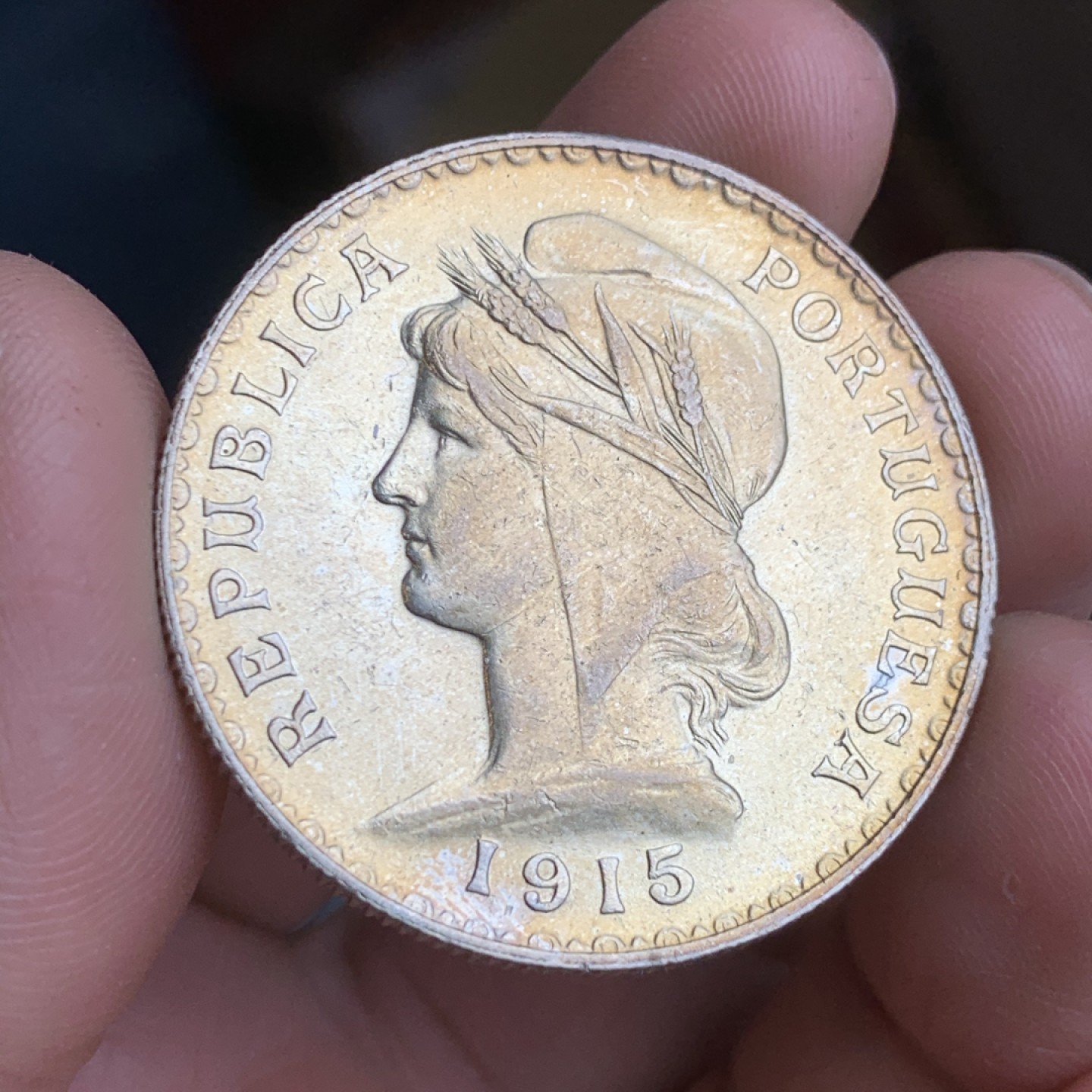 《竞宝斋》第43场-本周日，周一2场连拍（全场顺丰包邮） 淡金包浆 UNC 品质 葡萄牙 1915年 1E 大银币 光感十足