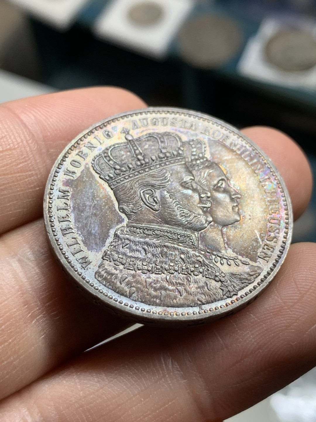 《竞宝斋》第43场-本周日，周一2场连拍（全场顺丰包邮） UNC级好品   德国 1861年 1泰勒 普鲁士加冕毛衣泰勒 银币 紫罗兰包浆 unc细节