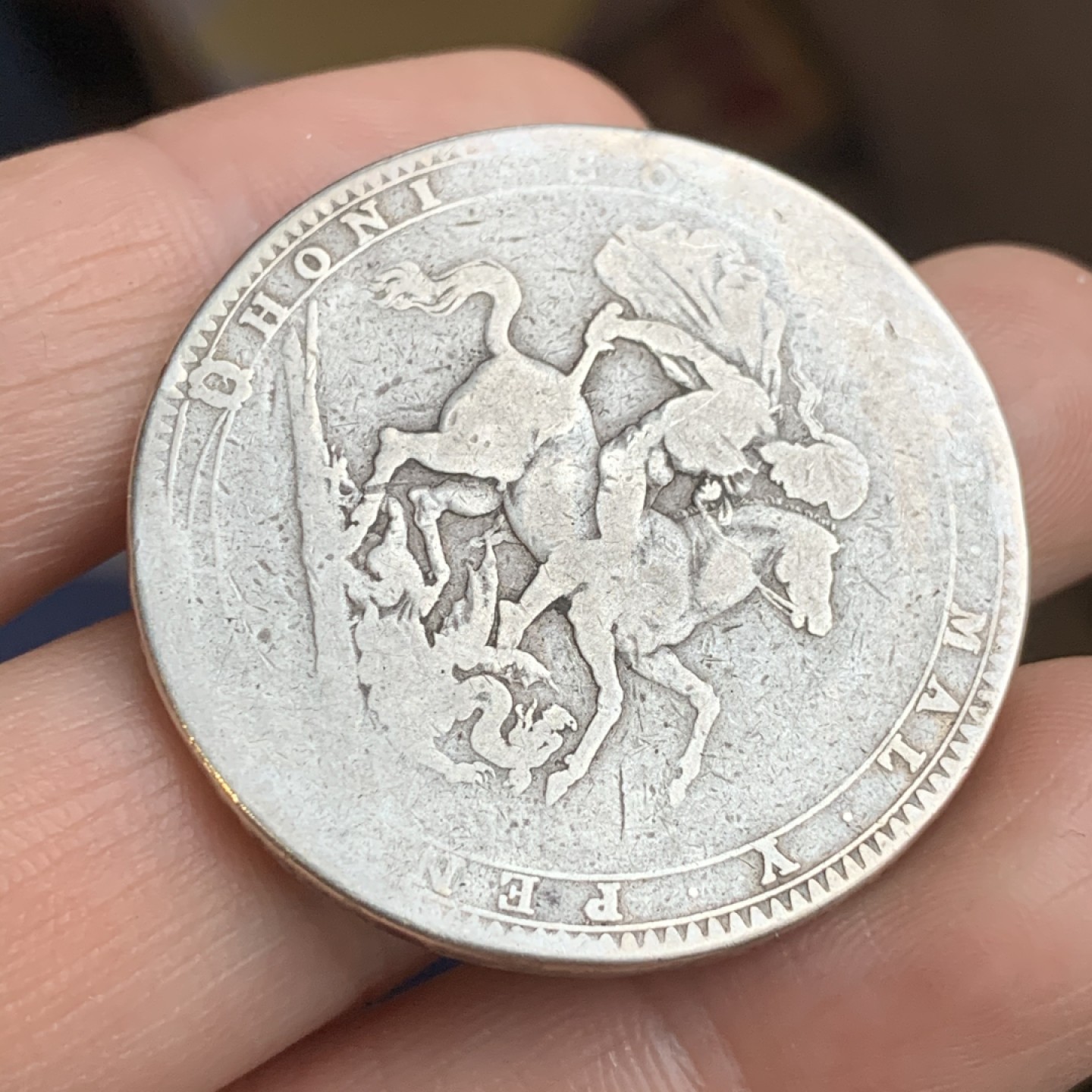 《竞宝斋》第43场-本周日，周一2场连拍（全场顺丰包邮） 英国 乔三 18XX 年 马剑克朗大银币 目测G级 难得磨损 光洁如玉