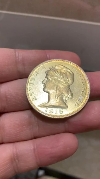 《竞宝斋》第43场-本周日，周一2场连拍（全场顺丰包邮） 淡金包浆 UNC 品质 葡萄牙 1915年 1E 大银币 光感十足