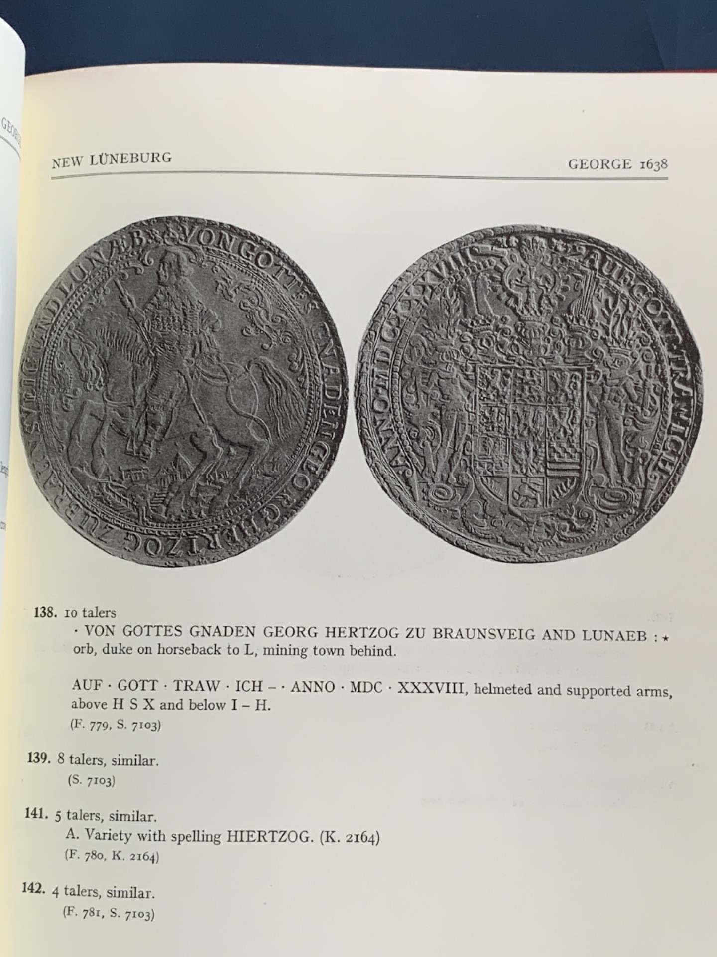 《竞宝斋》第43场-本周日，周一2场连拍（全场顺丰包邮） 精装本 达文波特 世界大规格 银币目录 囊括各国2泰勒到16泰勒超大规格银币，精装杂志大小 既是目录本身也是收藏品