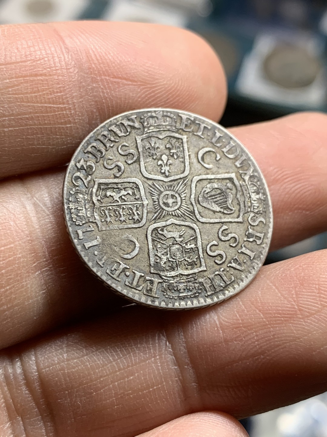 《竞宝斋》第43场-本周日，周一2场连拍（全场顺丰包邮） 稀少原味 英国 1723 乔治一世 SSC版 先令银币 特色斜边齿