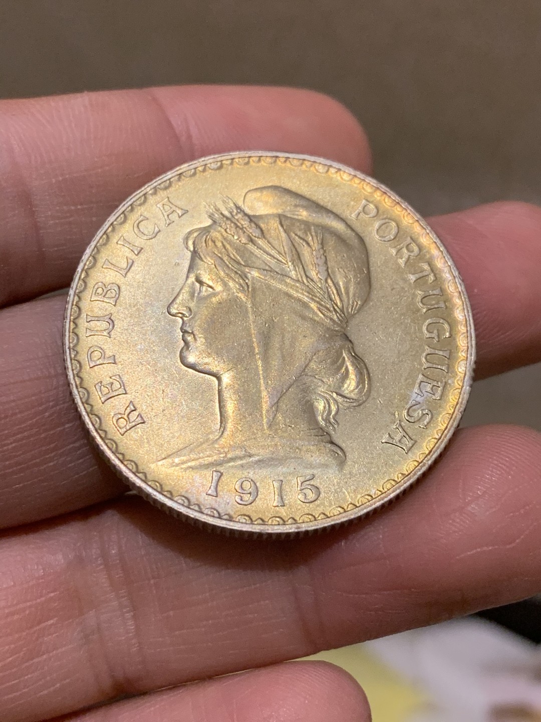 《竞宝斋》第43场-本周日，周一2场连拍（全场顺丰包邮） 淡金包浆 UNC 品质 葡萄牙 1915年 1E 大银币 光感十足