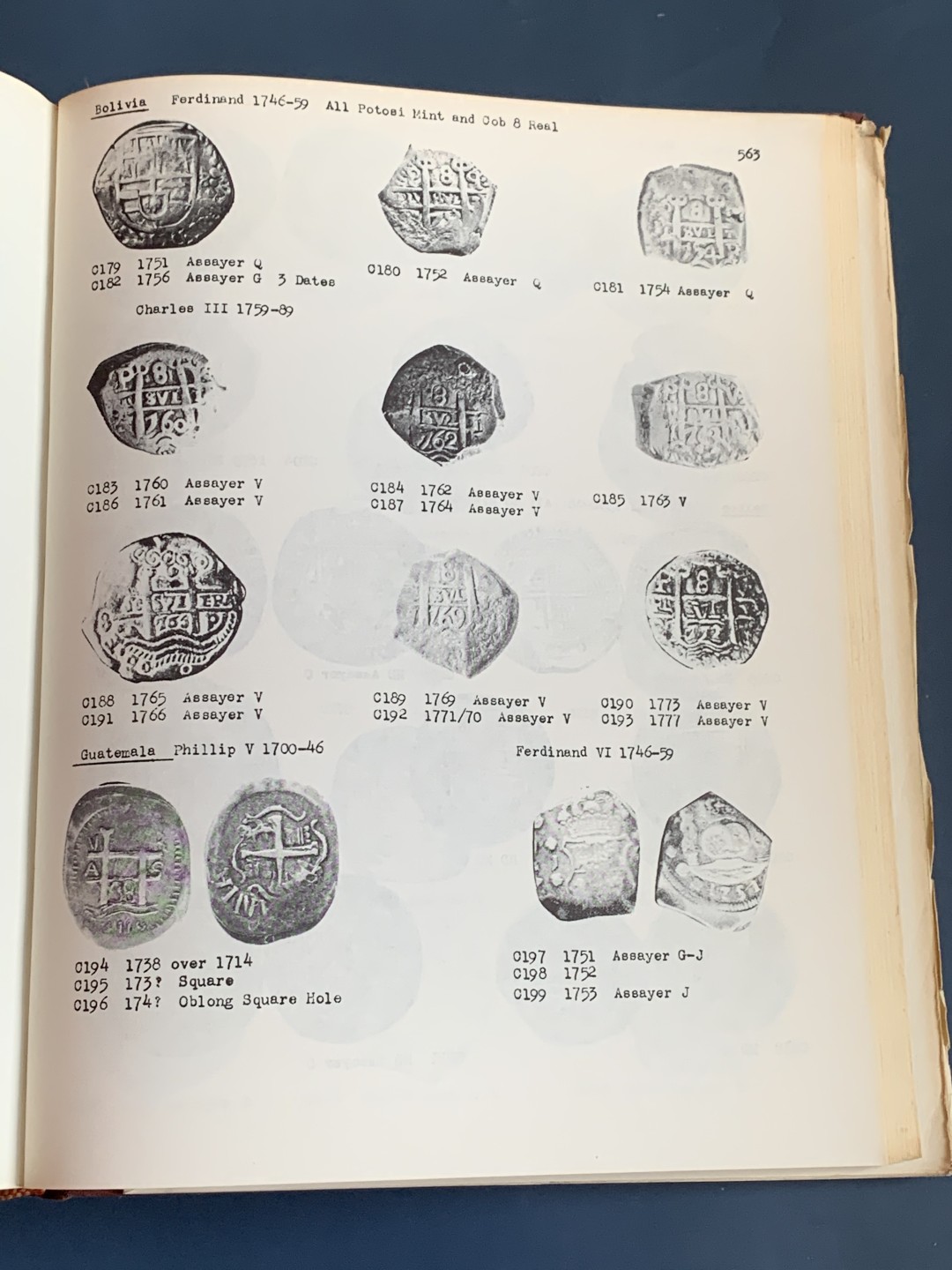 《竞宝斋》第43场-本周日，周一2场连拍（全场顺丰包邮） 世界主币银元目录 从1477-1877年 巴赫特尔 1975年精装本 很大很厚 近乎1比1的比例展现 厚达630页 杂志大小