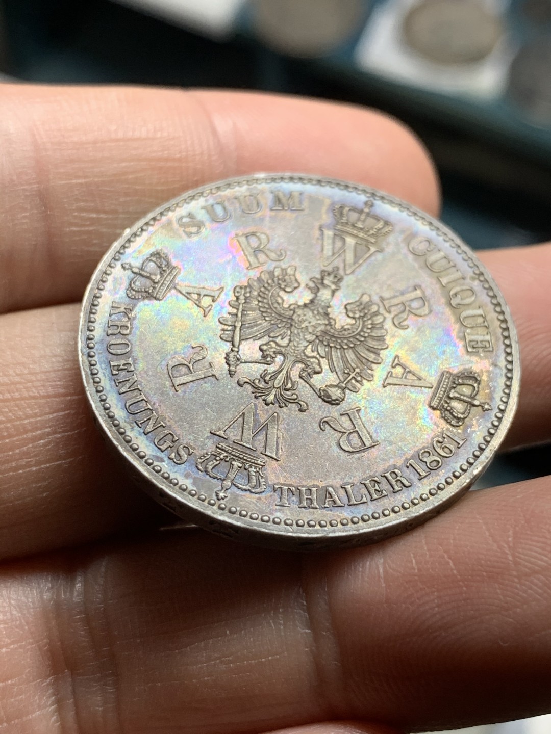 《竞宝斋》第43场-本周日，周一2场连拍（全场顺丰包邮） UNC级好品   德国 1861年 1泰勒 普鲁士加冕毛衣泰勒 银币 紫罗兰包浆 unc细节