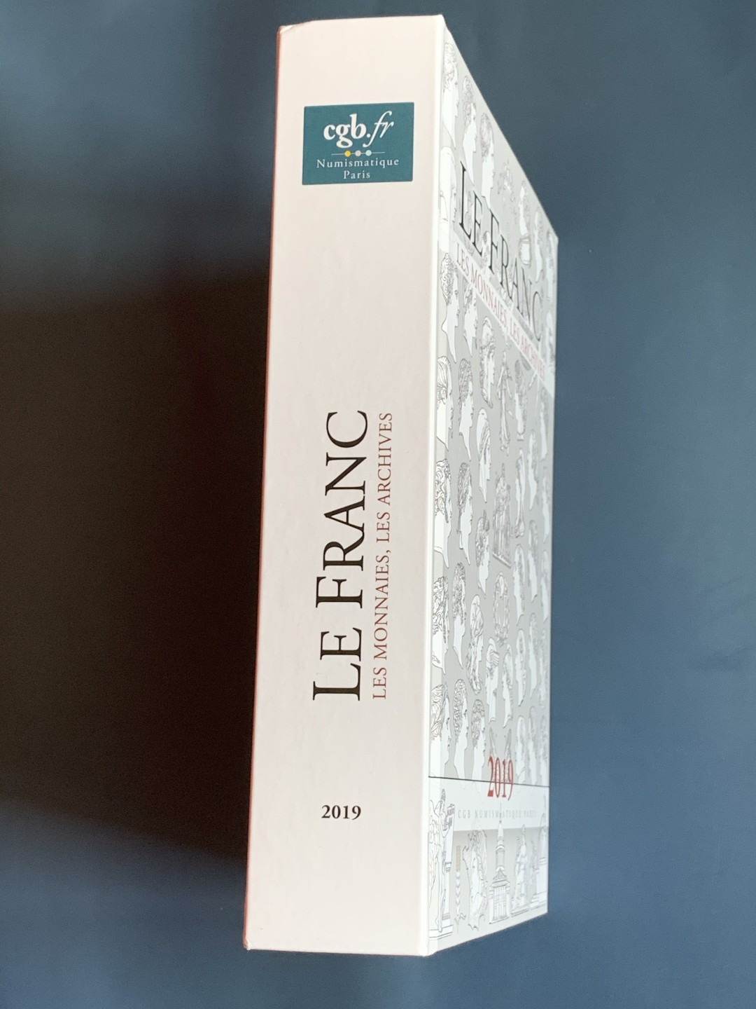 《竞宝斋》第43场-本周日，周一2场连拍（全场顺丰包邮） 精装本 法国2019钱币目录 从造币工艺，雕刻师，标识标志，细分版别都有详尽的分类 厚达1126页！可谓是法币的百科全书，难得