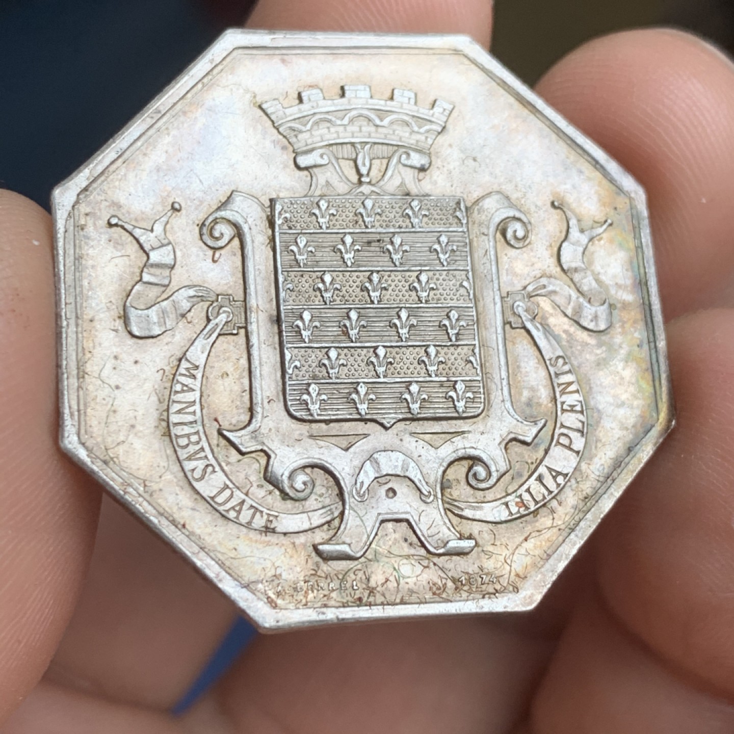 《竞宝斋》第43场-本周日，周一2场连拍（全场顺丰包邮） 法国储蓄银行 1874年 大规格银质八角代币 16.6克 36.6mm 丰饶角边铭 银标