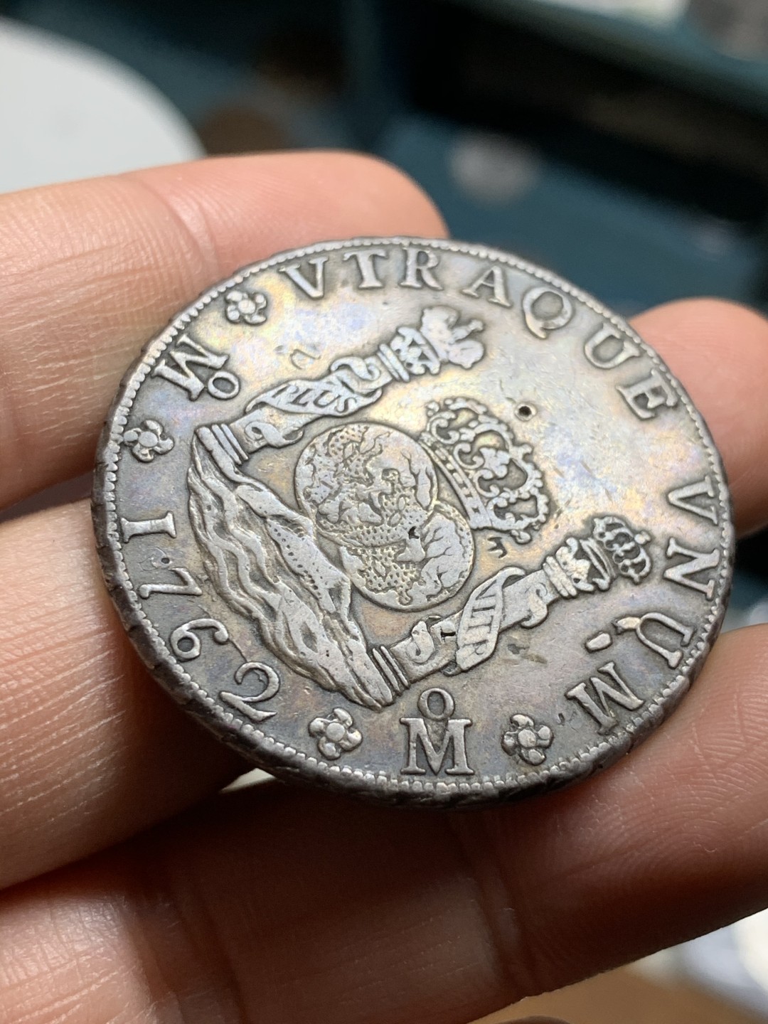 《竞宝斋》第43场-本周日，周一2场连拍（全场顺丰包邮） 原味黑古包浆 XF-AU  墨西哥 1762年 8R 地球双柱 大银币 温润 有小戳点缀