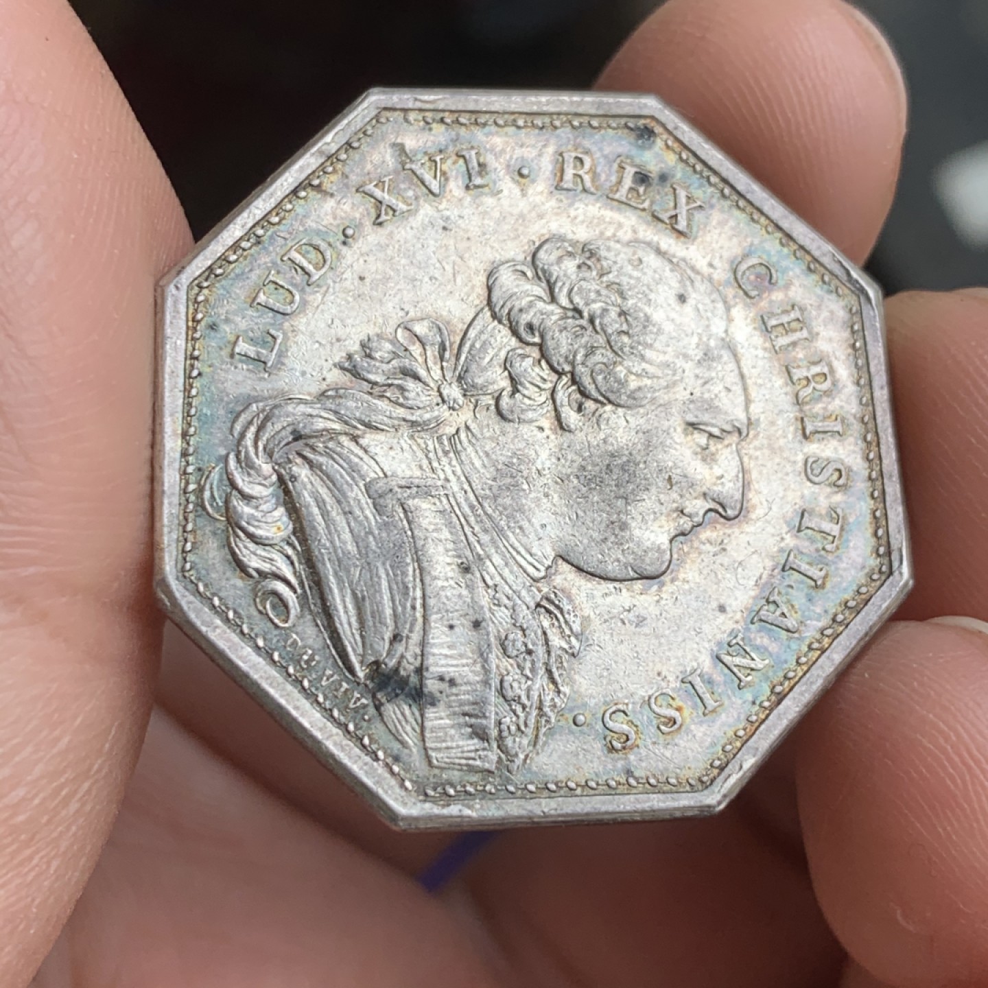 《竞宝斋》第43场-本周日，周一2场连拍（全场顺丰包邮） 稀少版别 法国 1780年 路易十六 神职人员与宗教大会 银质 八角代币 淡彩包浆 13.1克 对角34.4mm 