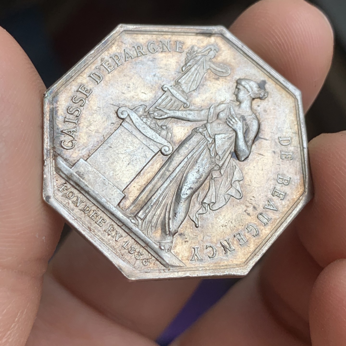 《竞宝斋》第43场-本周日，周一2场连拍（全场顺丰包邮） 法国储蓄银行 1874年 大规格银质八角代币 16.6克 36.6mm 丰饶角边铭 银标