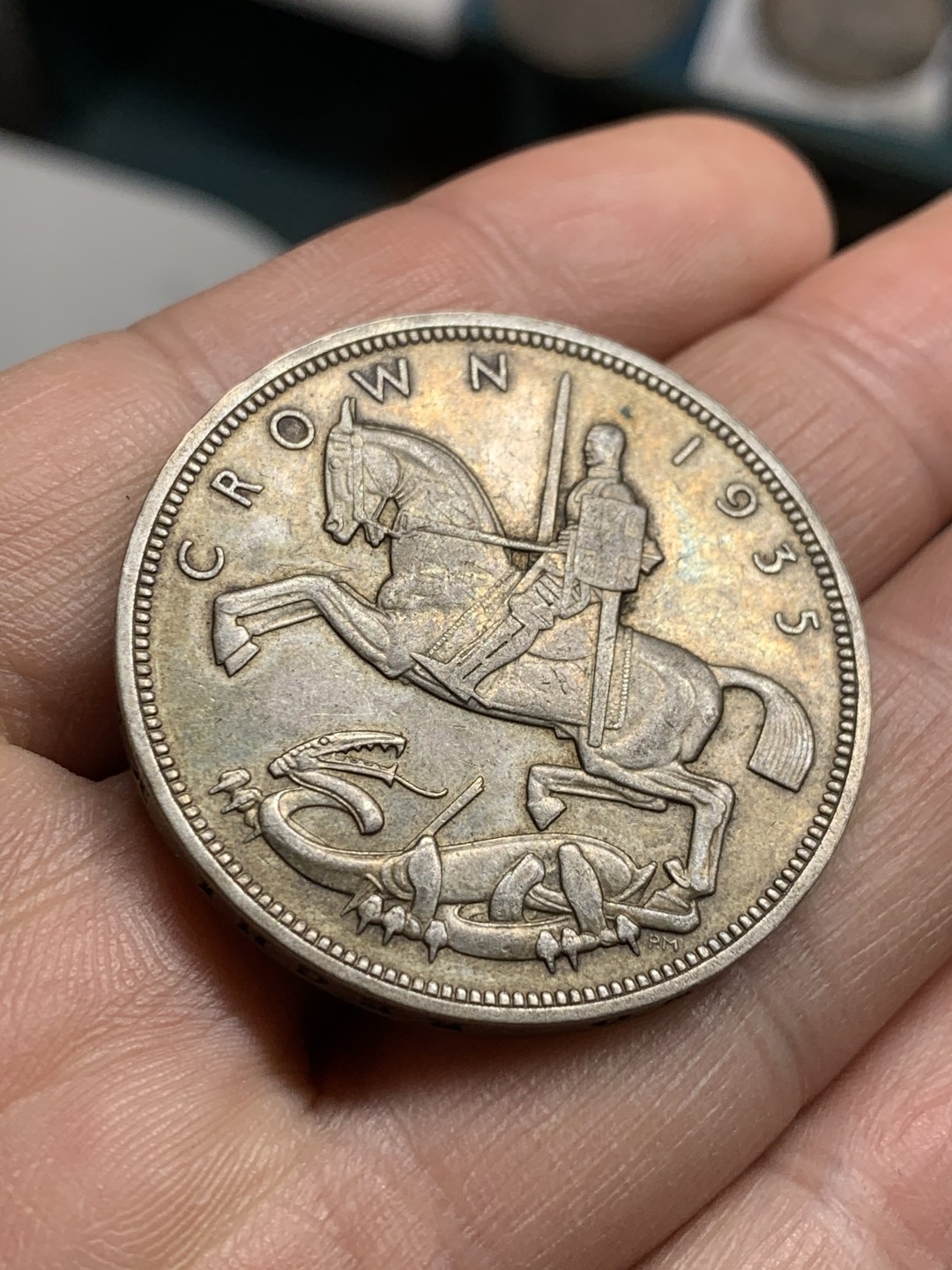 《竞宝斋》第43场-本周日，周一2场连拍（全场顺丰包邮） 深彩包浆 英国 1935年 乔五 木马 克朗大银币