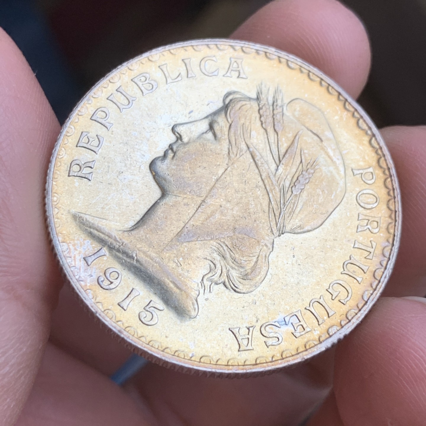 《竞宝斋》第43场-本周日，周一2场连拍（全场顺丰包邮） 淡金包浆 UNC 品质 葡萄牙 1915年 1E 大银币 光感十足