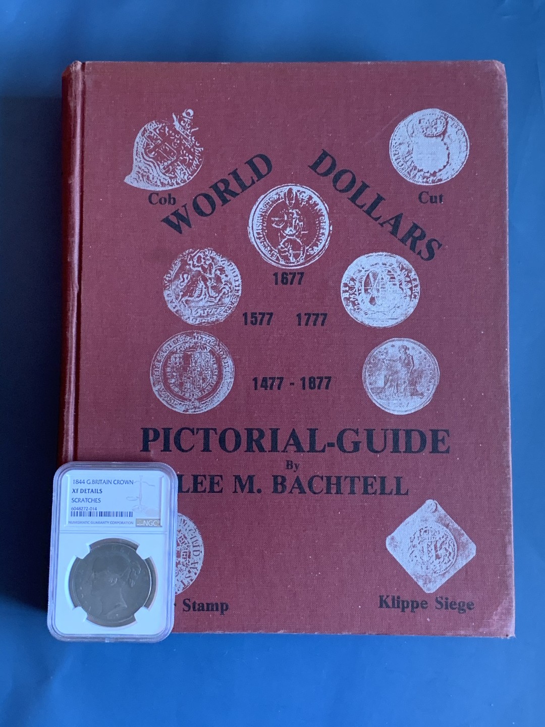 《竞宝斋》第43场-本周日，周一2场连拍（全场顺丰包邮） 世界主币银元目录 从1477-1877年 巴赫特尔 1975年精装本 很大很厚 近乎1比1的比例展现 厚达630页 杂志大小