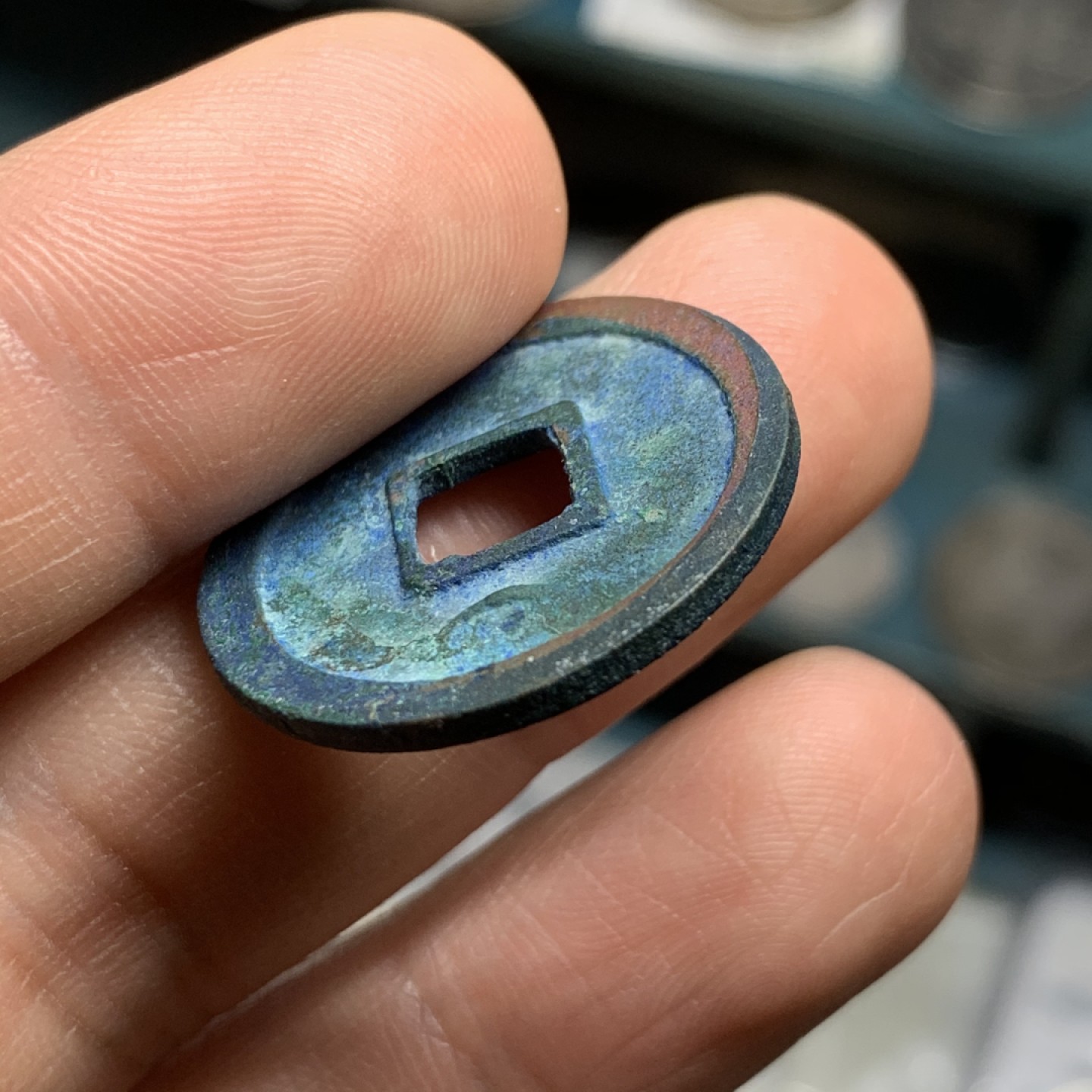 《竞宝斋》第43场-本周日，周一2场连拍（全场顺丰包邮） 开元通宝 少见背月版本 真正的直边未流通字口好 爆蓝带点绿